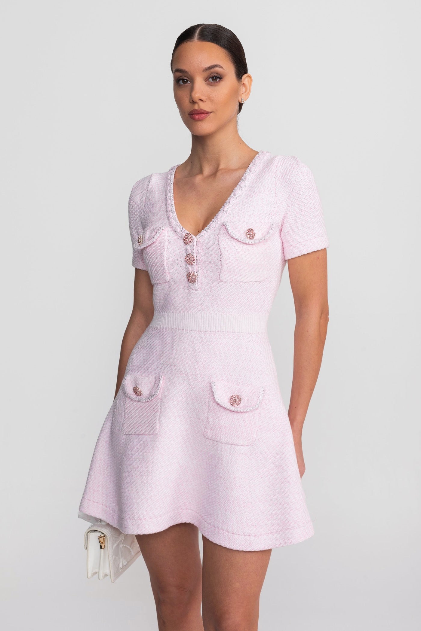Texturiertes Mini-Kleid mit kurzen Ärmeln, V-Ausschnitt und Schmuckknöpfen - Pink 