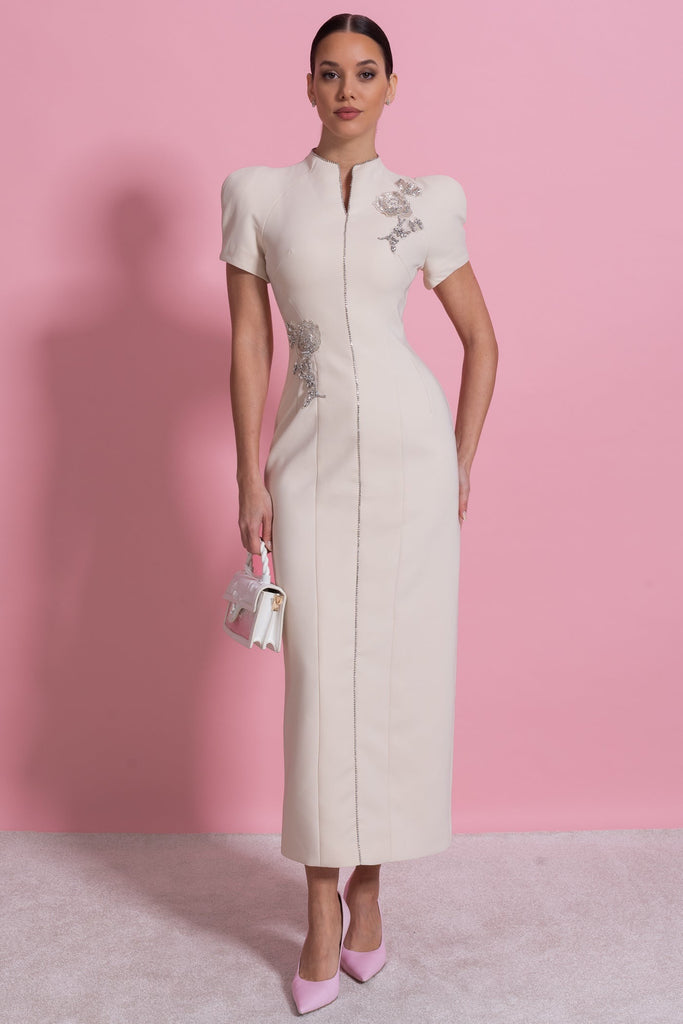 Midi-Kleid mit kurzen Ärmeln, hohem Schlitz am Ausschnitt und funkelnden Verzierungen - Ivoire 