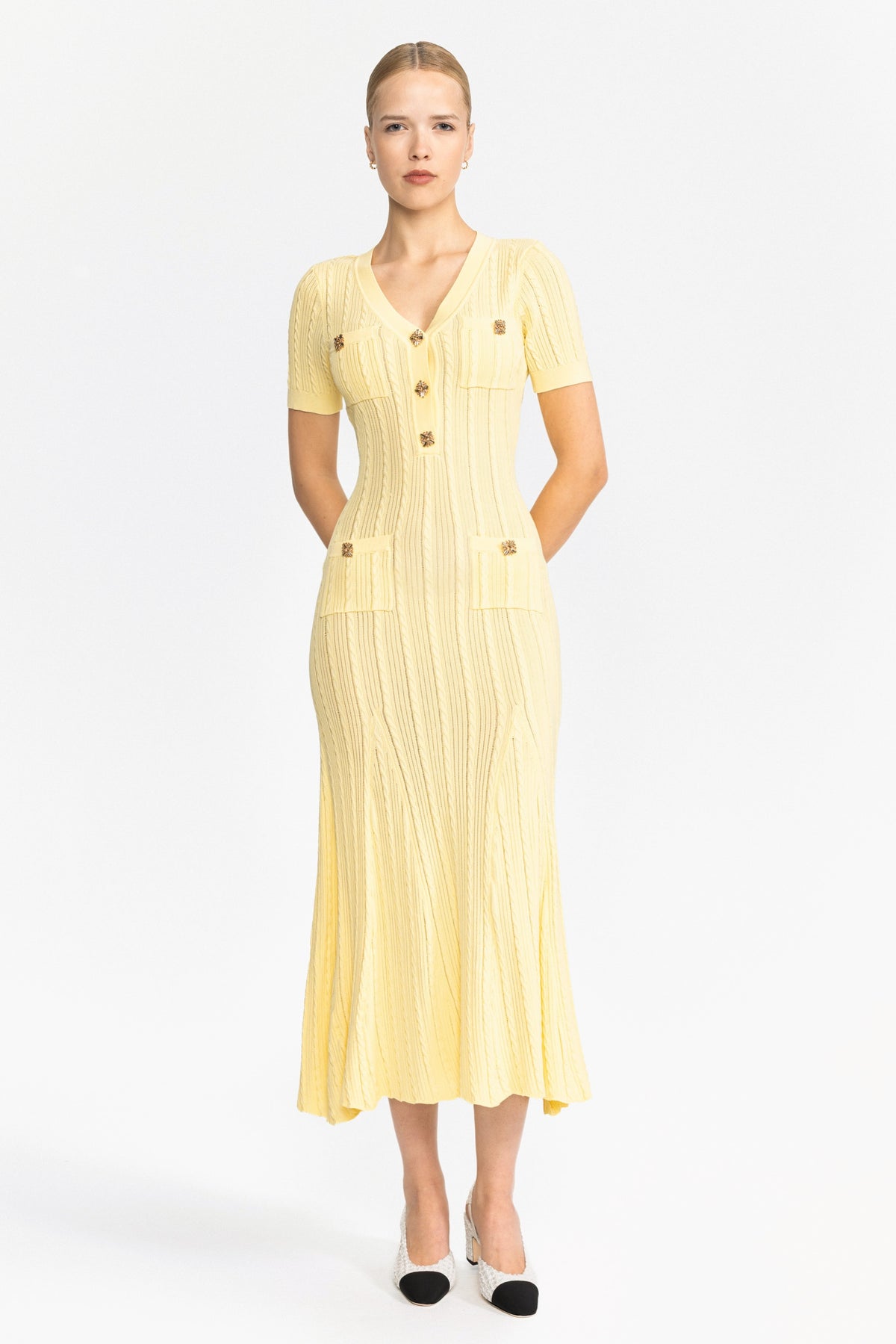 Midi-Kleid aus Zopfmusterstrick mit Schmuckknöpfen - Gelb 