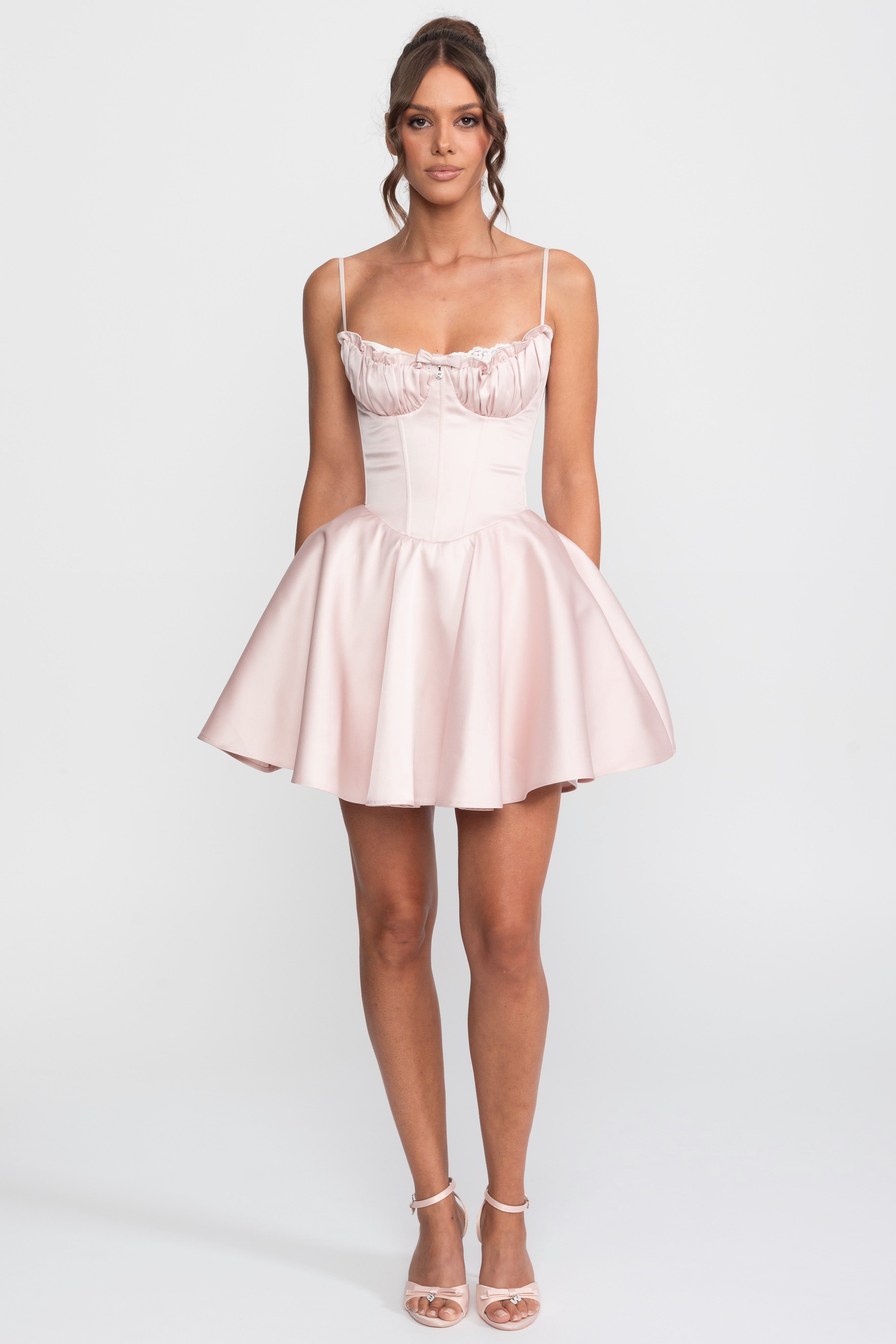 Fit-and-Flare-Kleid mit Herzausschnitt, Rüschen und Spitzenbesatz - Pink 