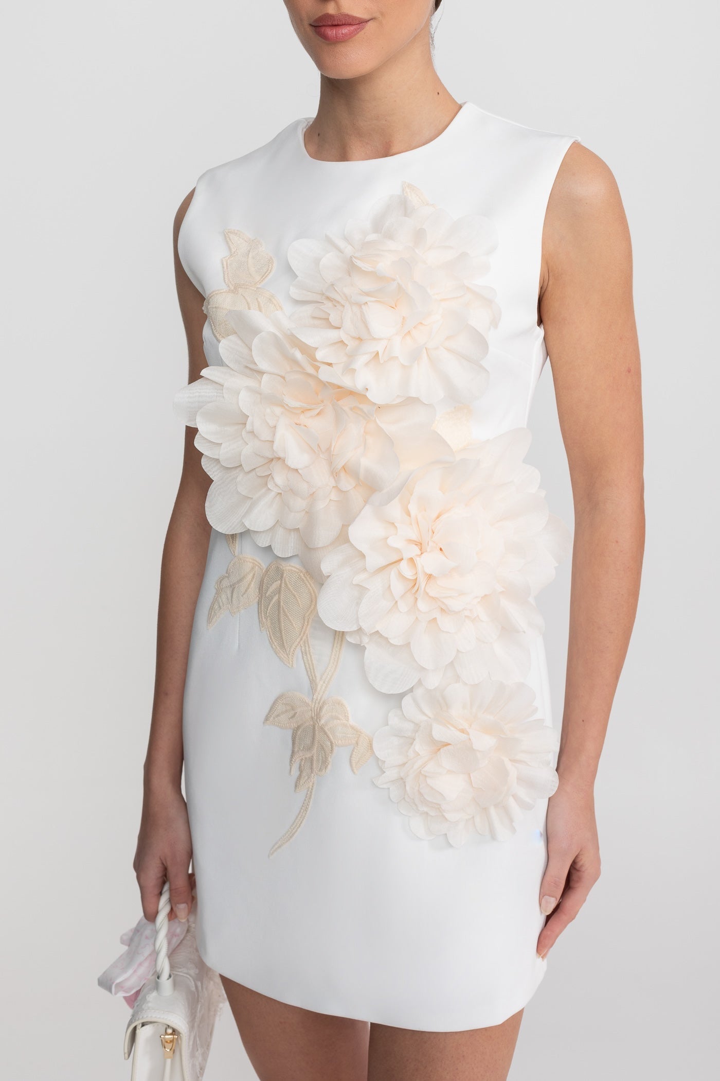 Ärmelloses Mini-Kleid mit Rundhalsausschnitt und 3D-Blumenapplikation - Weiß 