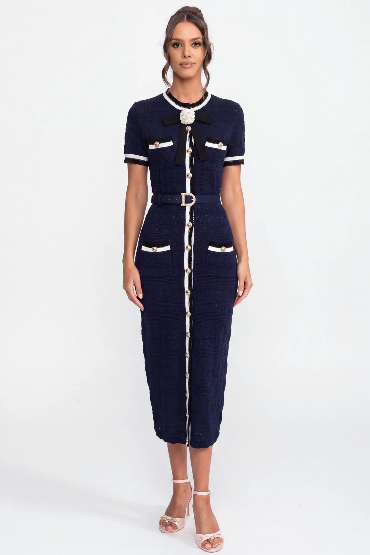 Strick-Midikleid mit weißer Paspelierung und Gürtel mit goldener Schnalle - Navy 
