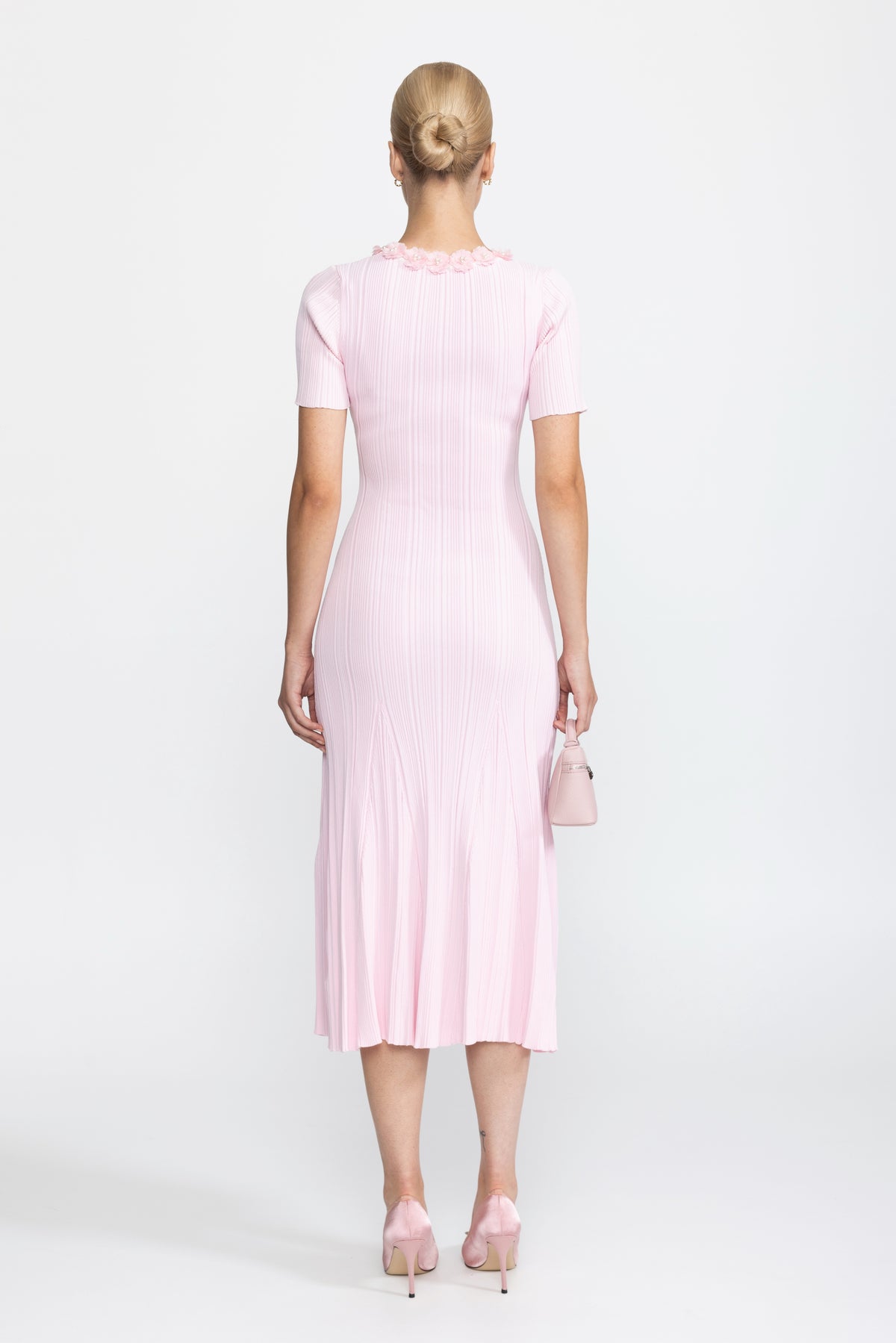 Geripptes Midi-Kleid aus Strick mit Blumenapplikation - Pink 