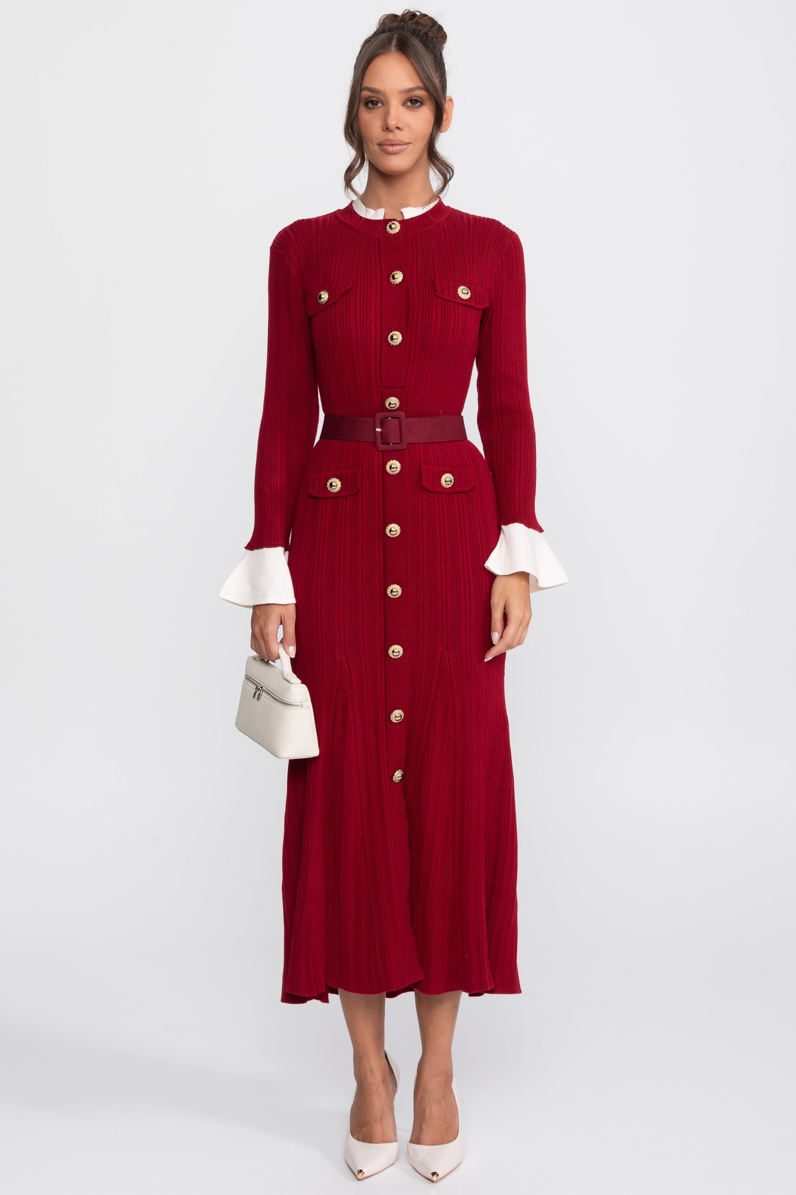 Geripptes Strick-Midi-Kleid mit Gürtel, weißen Manschetten und weißem Kragen - Burgunderrot 