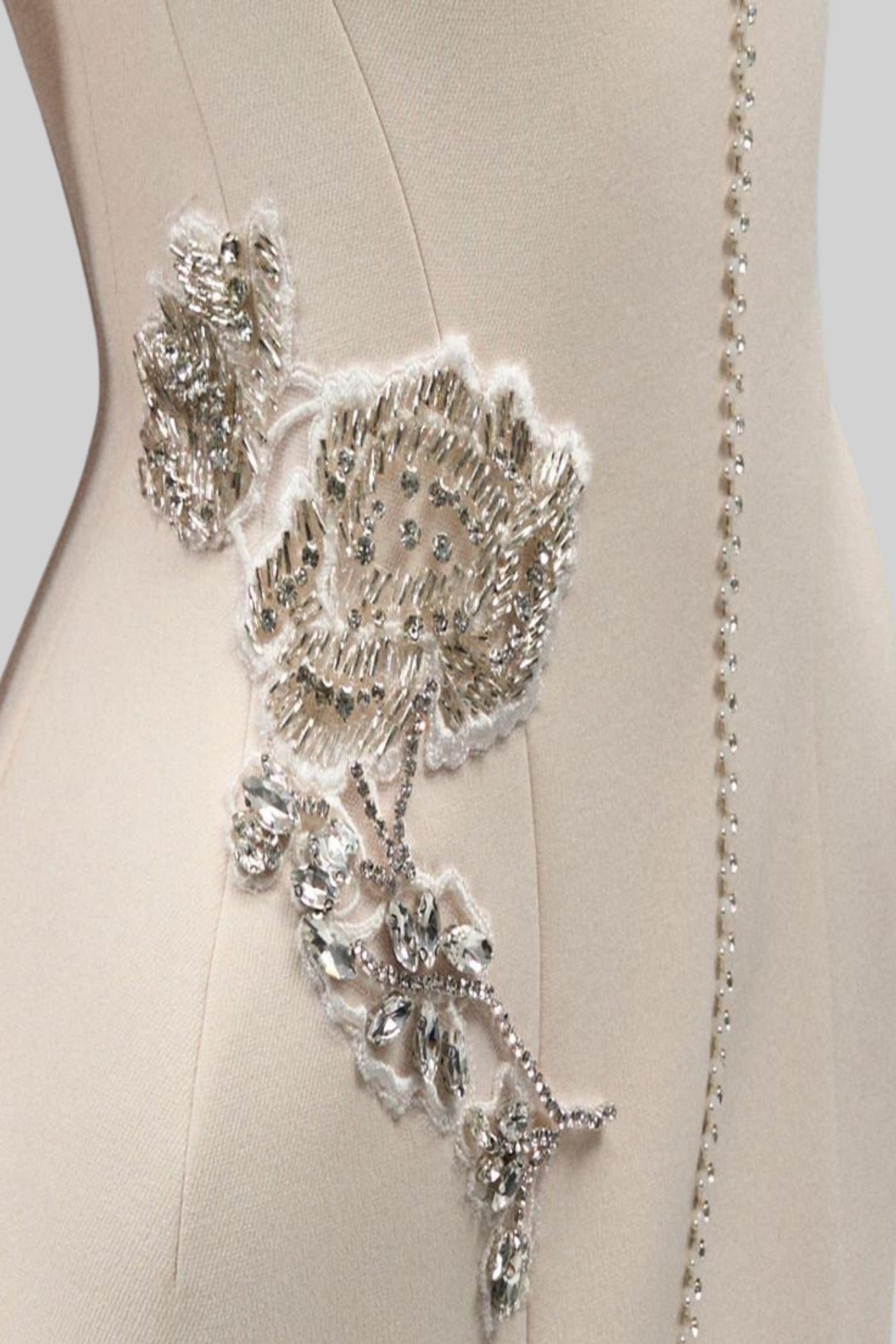 Midi-Kleid mit kurzen Ärmeln, hohem Schlitz am Ausschnitt und funkelnden Verzierungen - Ivoire 