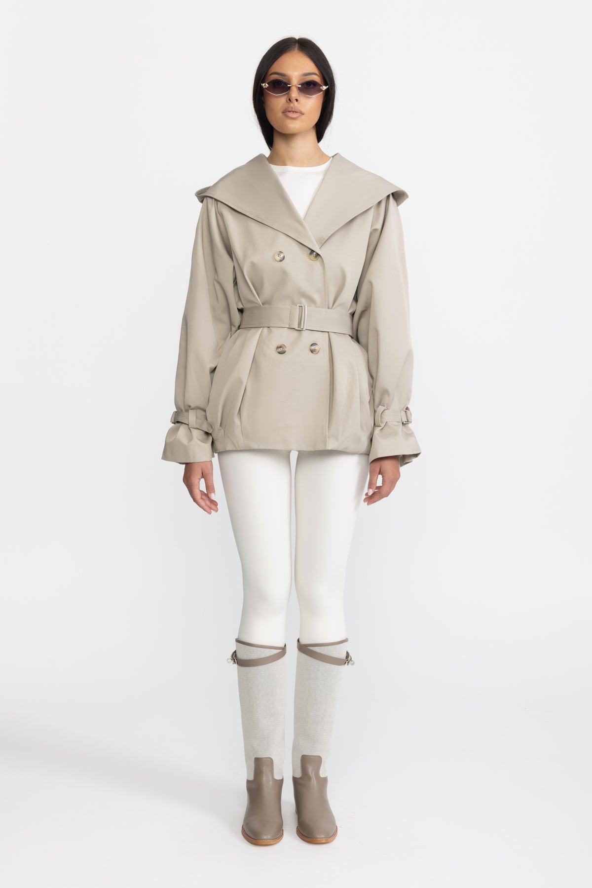 Doppelreihige Trenchjacke mit Kapuze und Gürtel - Stone 