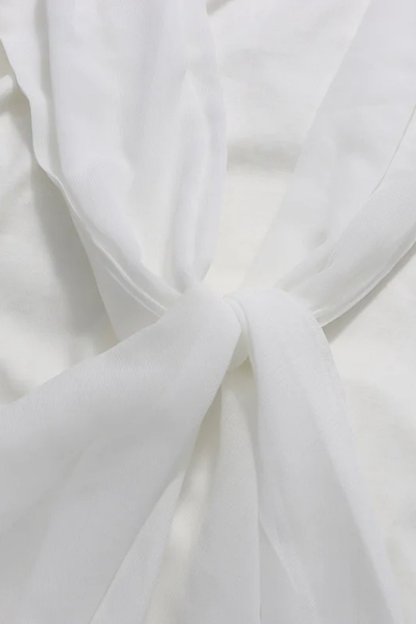 Maxikleid mit langen Ärmeln und Cape-Overlay, drapiert, mit Knoten-Detail vorne – Weiß 