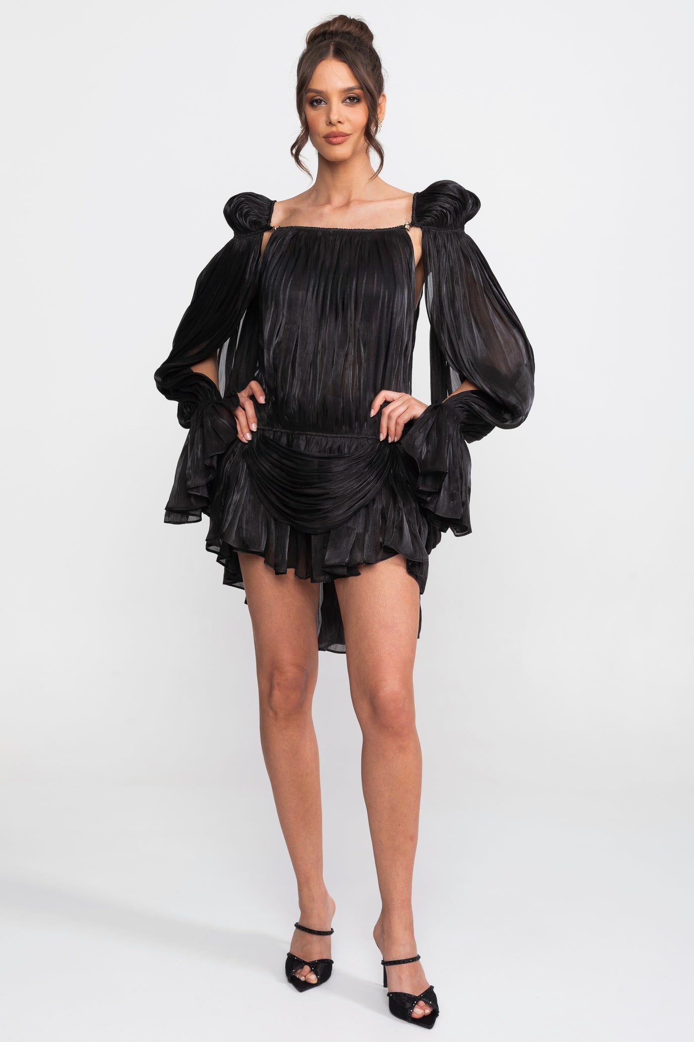 Transparentes, drapiertes Minikleid mit Cape-Ärmeln und goldfarbener Clip-Detailierung - Schwarz 