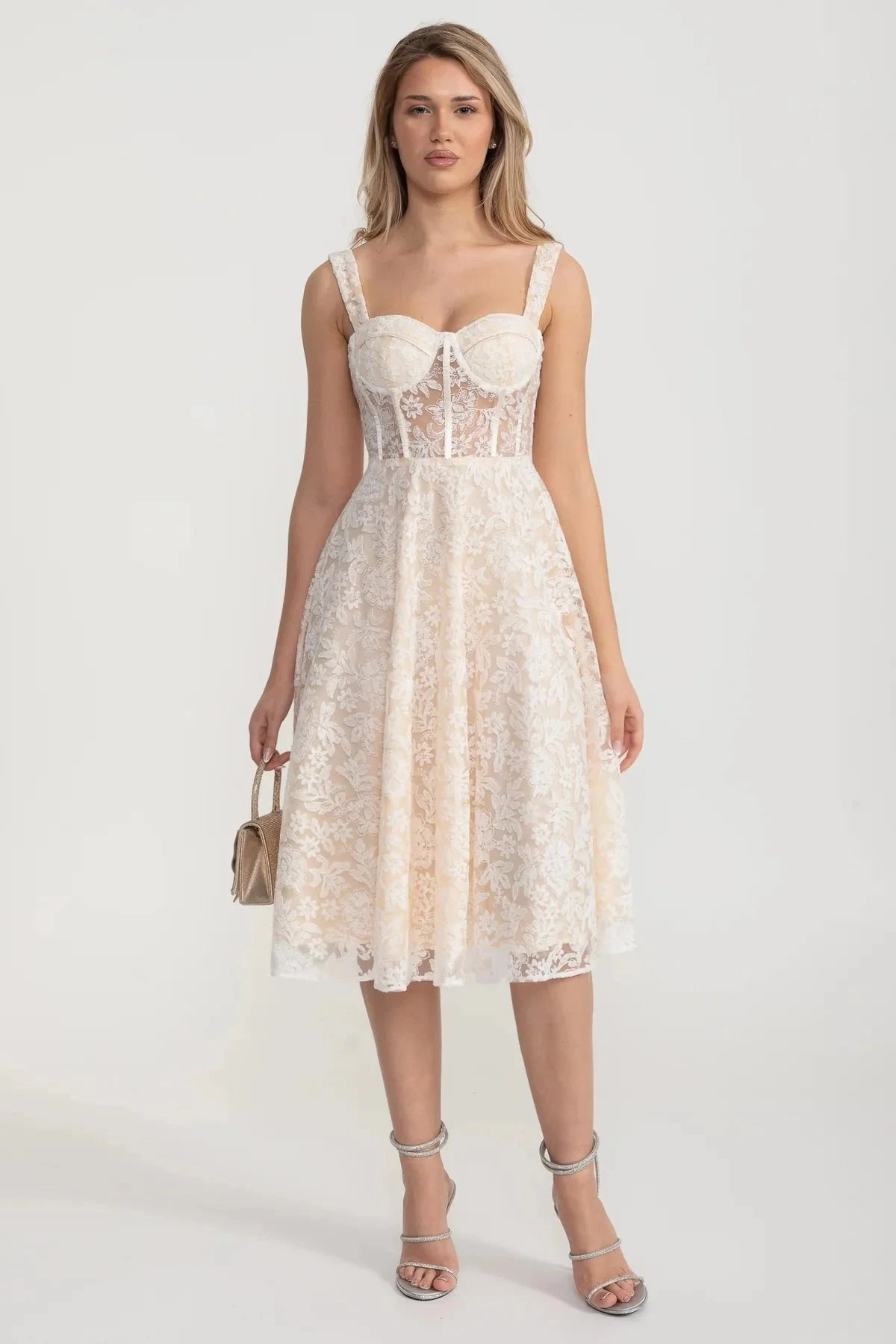 Elegant Lace Dress With Fitted Bodice And Delicate Floral Patterns - Ivoire