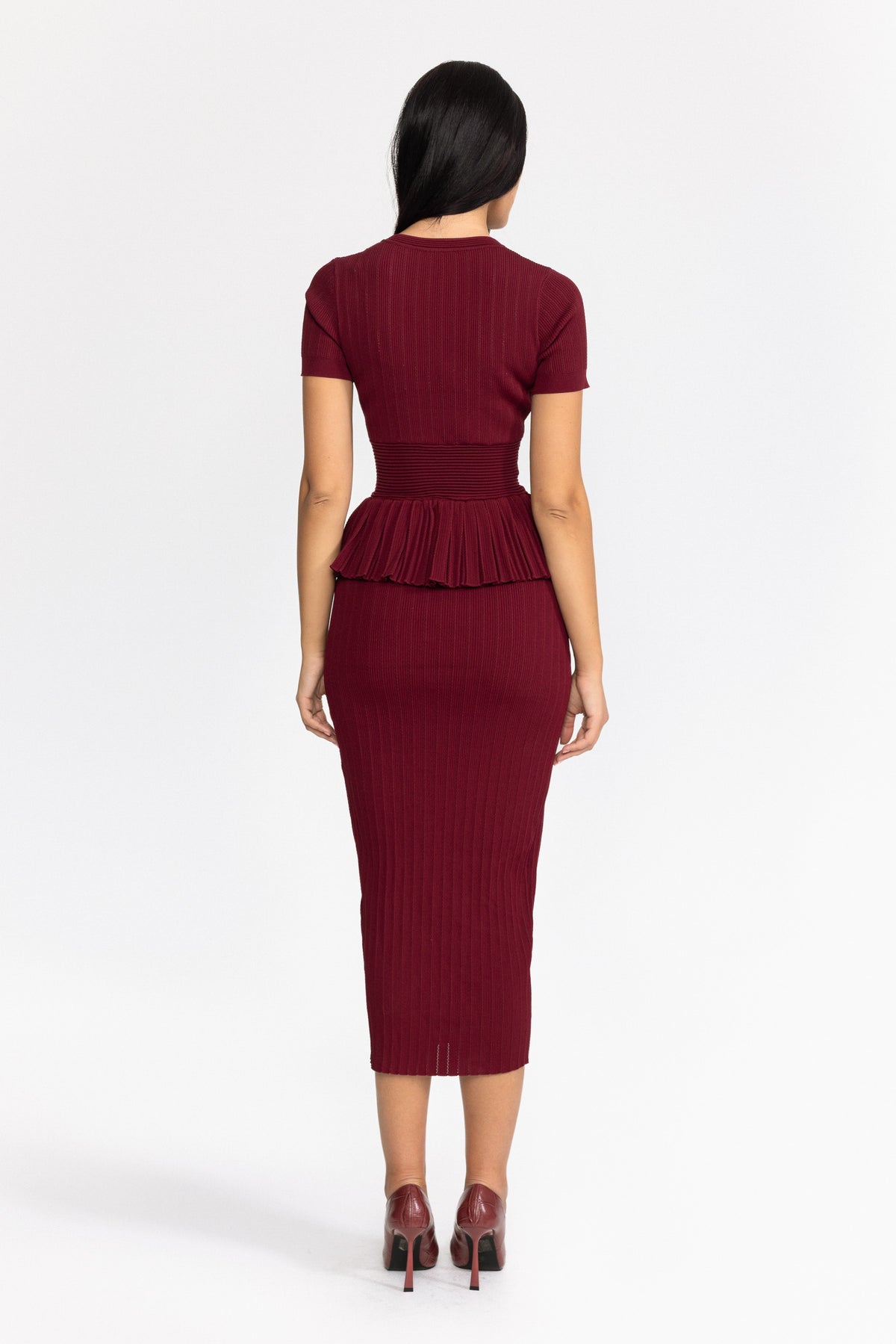 Plissiertes Strick-Midikleid in Bleistiftform mit Schößchen – Weinrot 