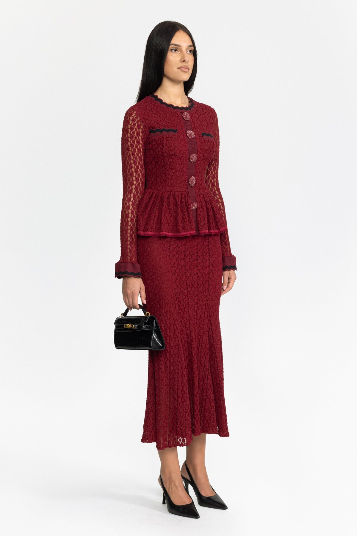Midi-Kleid aus Häkelstrick mit Schößchen und Ric-Rac-Besatz - Weinrot 