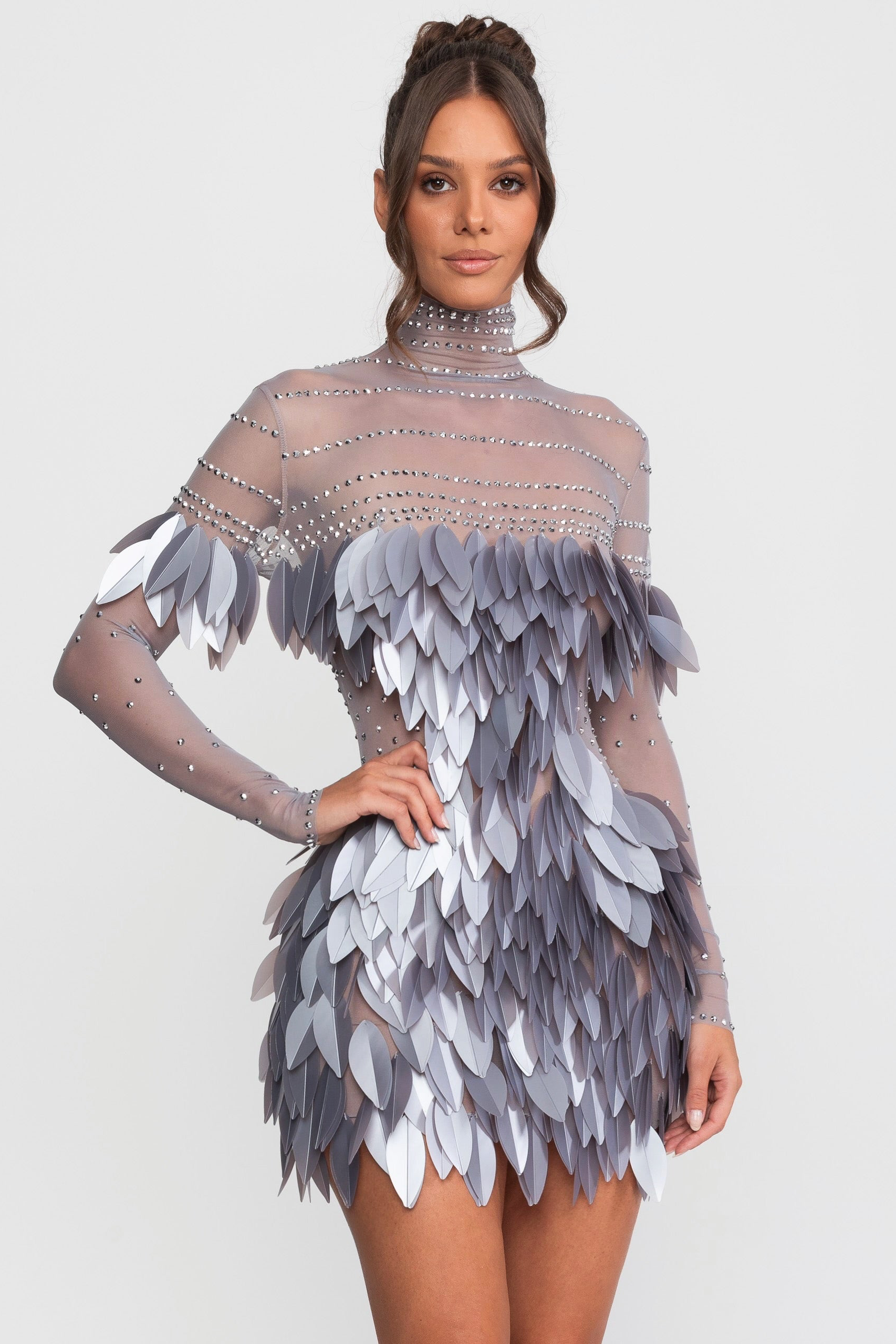 Transparentes Mesh-Minikleid mit Feder-Panel und Kristall-Ausschnitt - Grau 