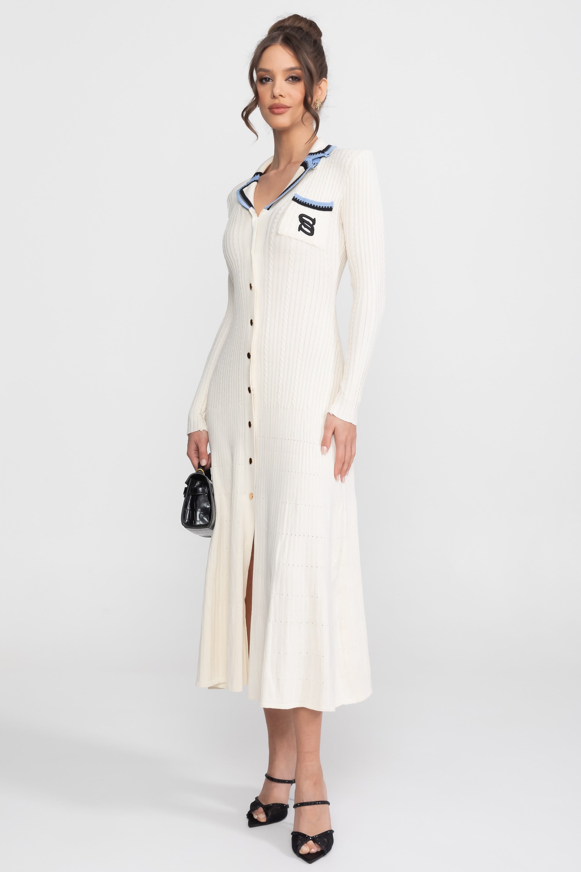 Strick-Midi-Kleid mit langen Ärmeln, Polokragen und Monogramm-Patch - Ivoire 
