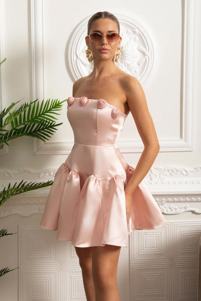 Satin-Minikleid mit trägerlosem Oberteil und 3D-Rosetten-Details – Pink 