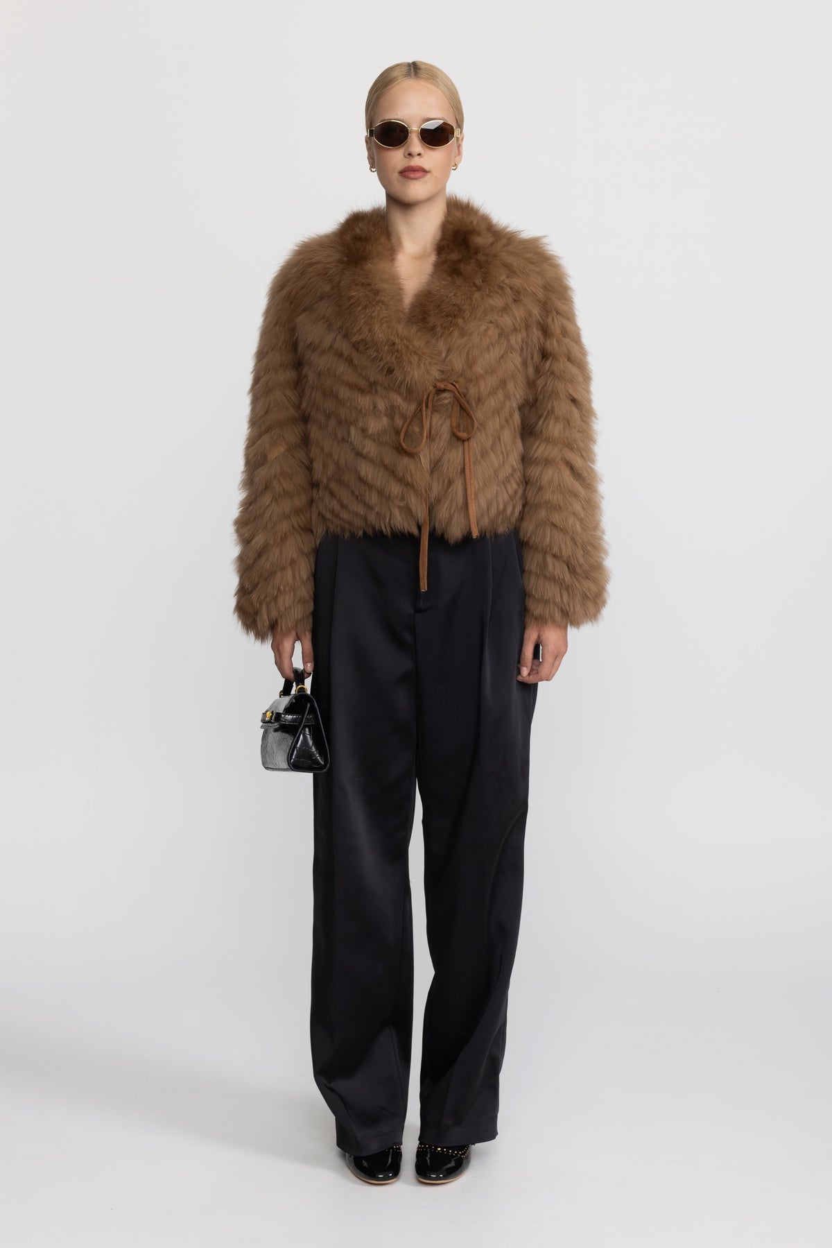 Kurzjacke aus Chevron-Fuchspelz mit Bindegürtel - Camel 