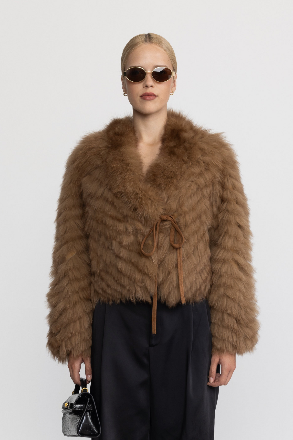 Kurzjacke aus Chevron-Fuchspelz mit Bindegürtel - Camel 
