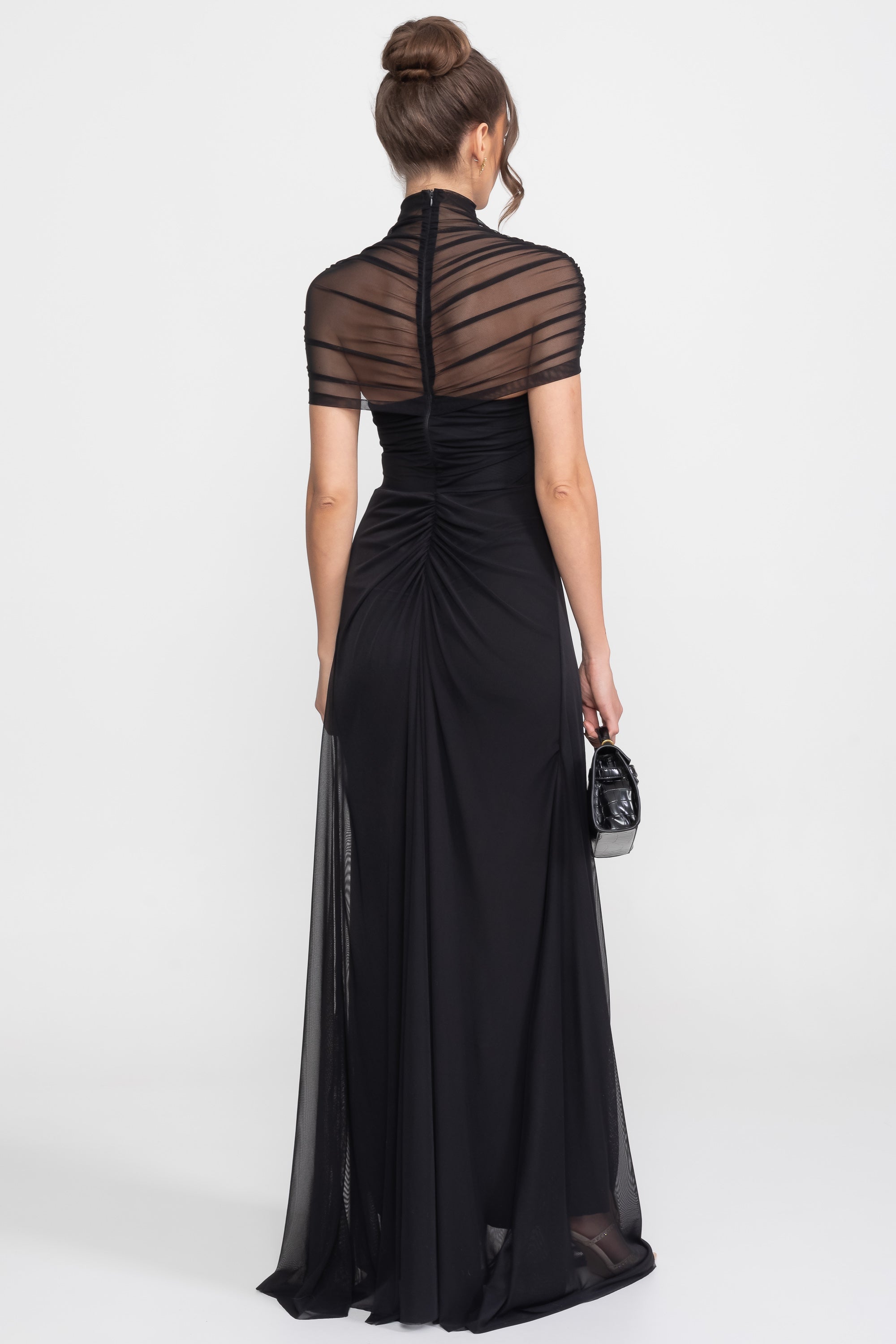 Maxikleid mit gerafftem Carmenausschnitt und Cut-Out an der Taille – Schwarz 