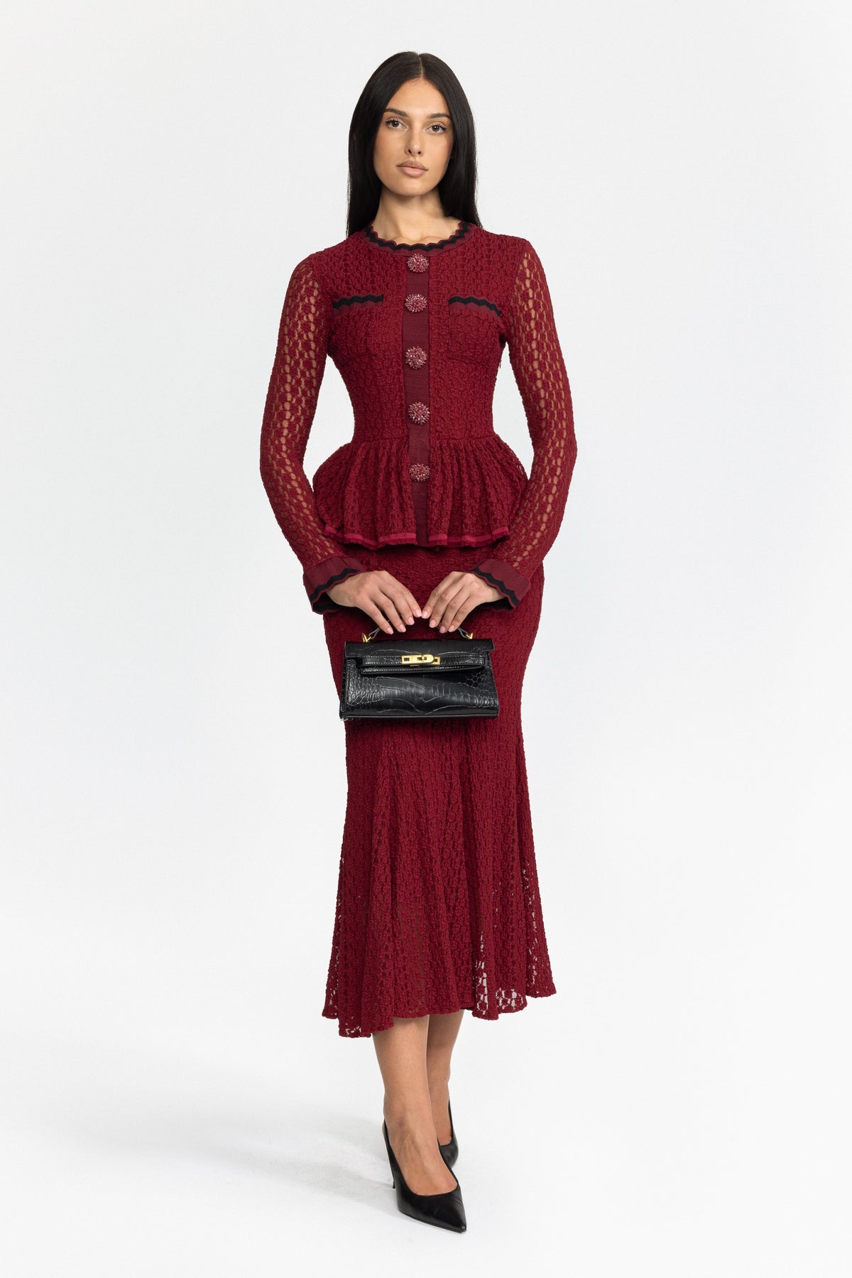 Midi-Kleid aus Häkelstrick mit Schößchen und Ric-Rac-Besatz - Weinrot 