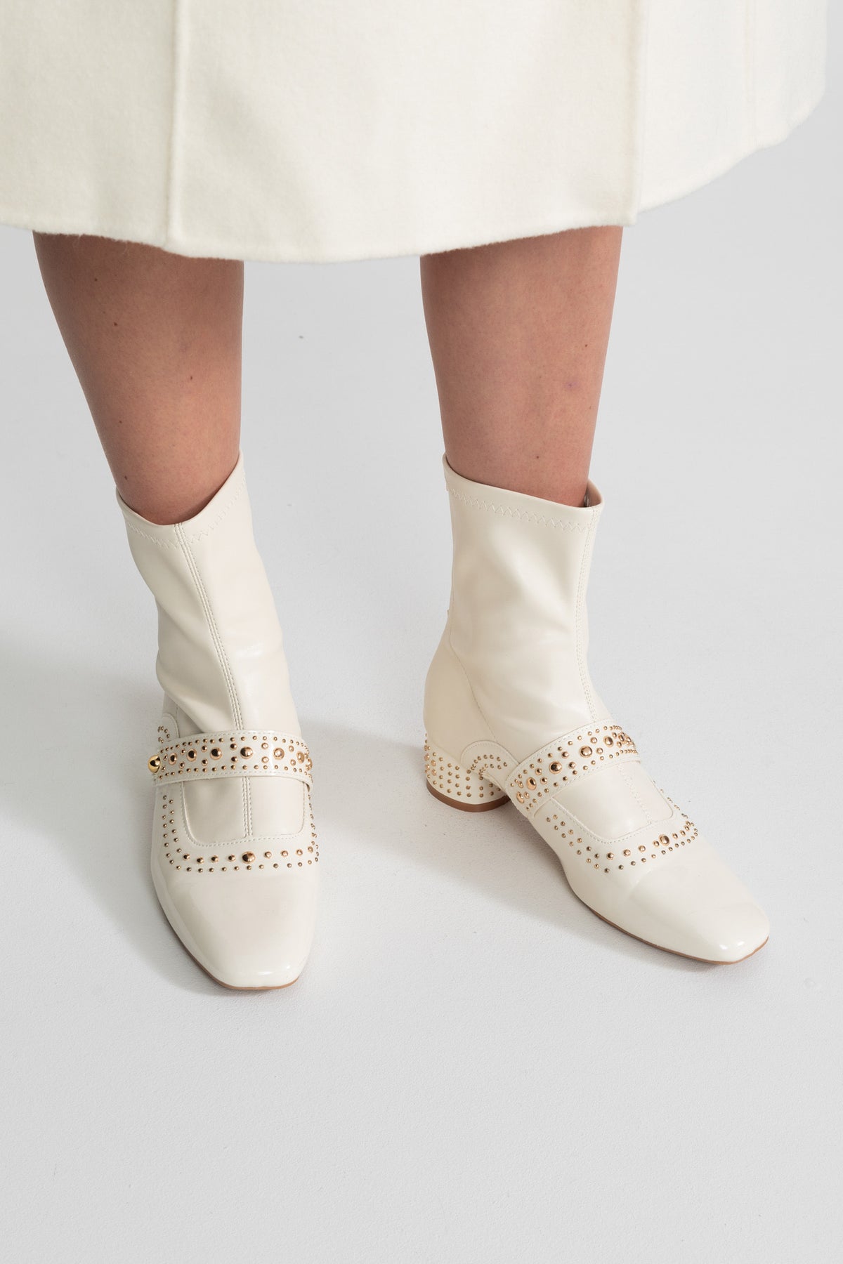 Ankle Boots mit Nieten und Riemchendetail – Ivoire 