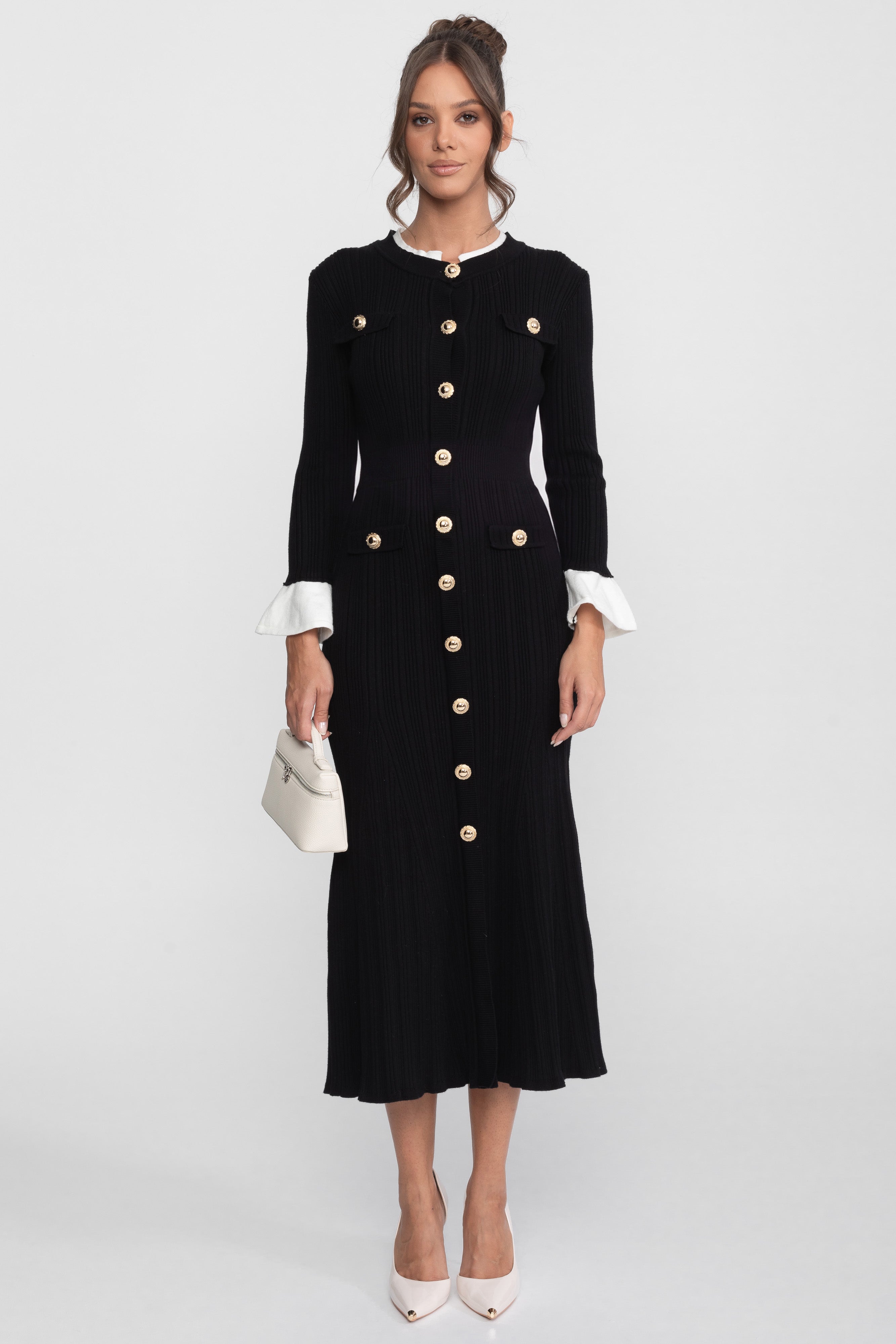 Geripptes Strick-Midi-Kleid mit weißen Manschetten und Kragen - Schwarz 