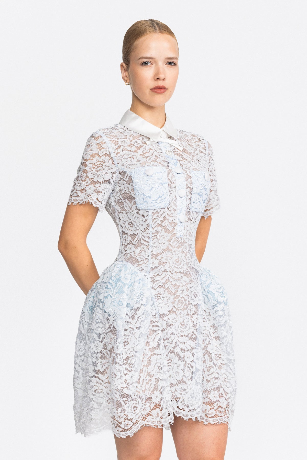 Mini-Bubble-Kleid aus Spitze mit Satin-Kragen - Hellblau 