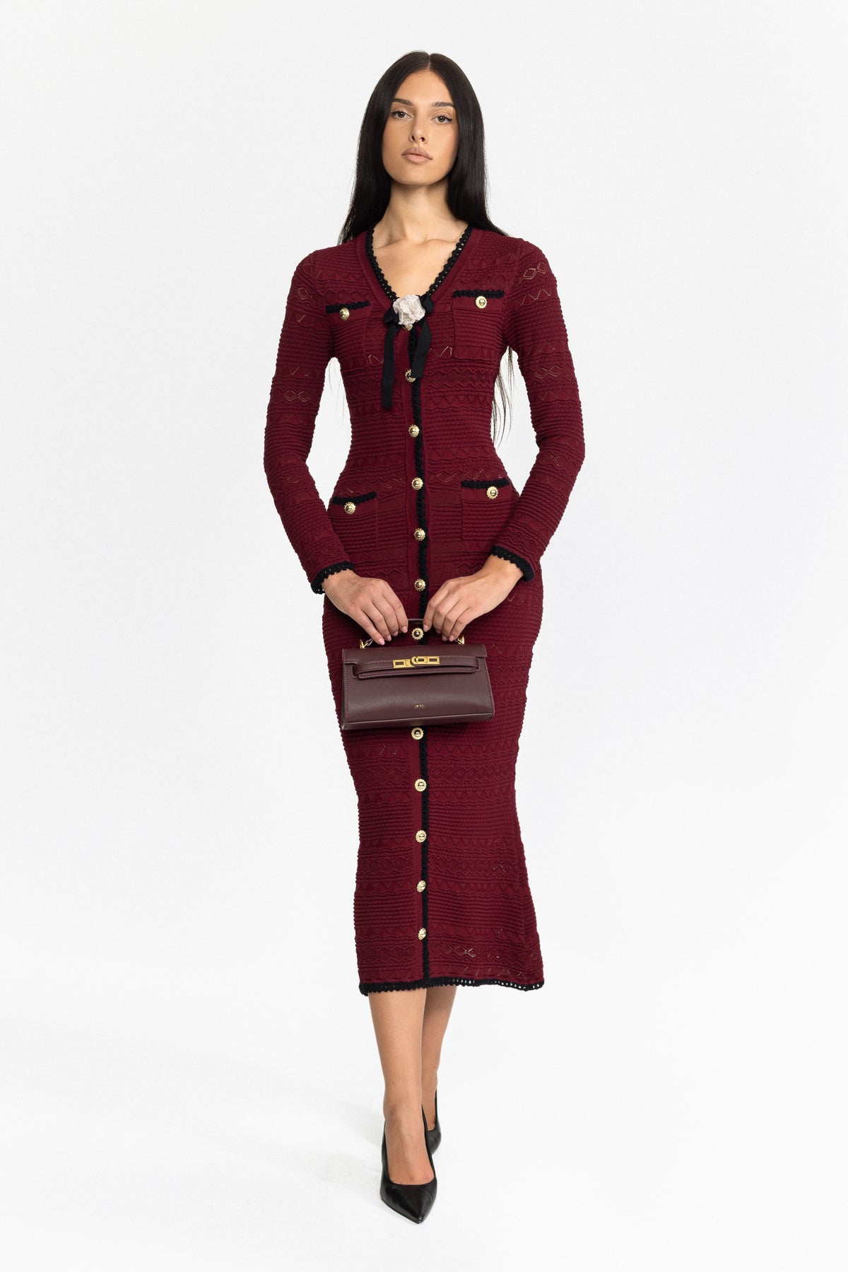 Midikleid aus Strick mit Häkelbesatz, Knopfleiste und Blumenbrosche - Weinrot 