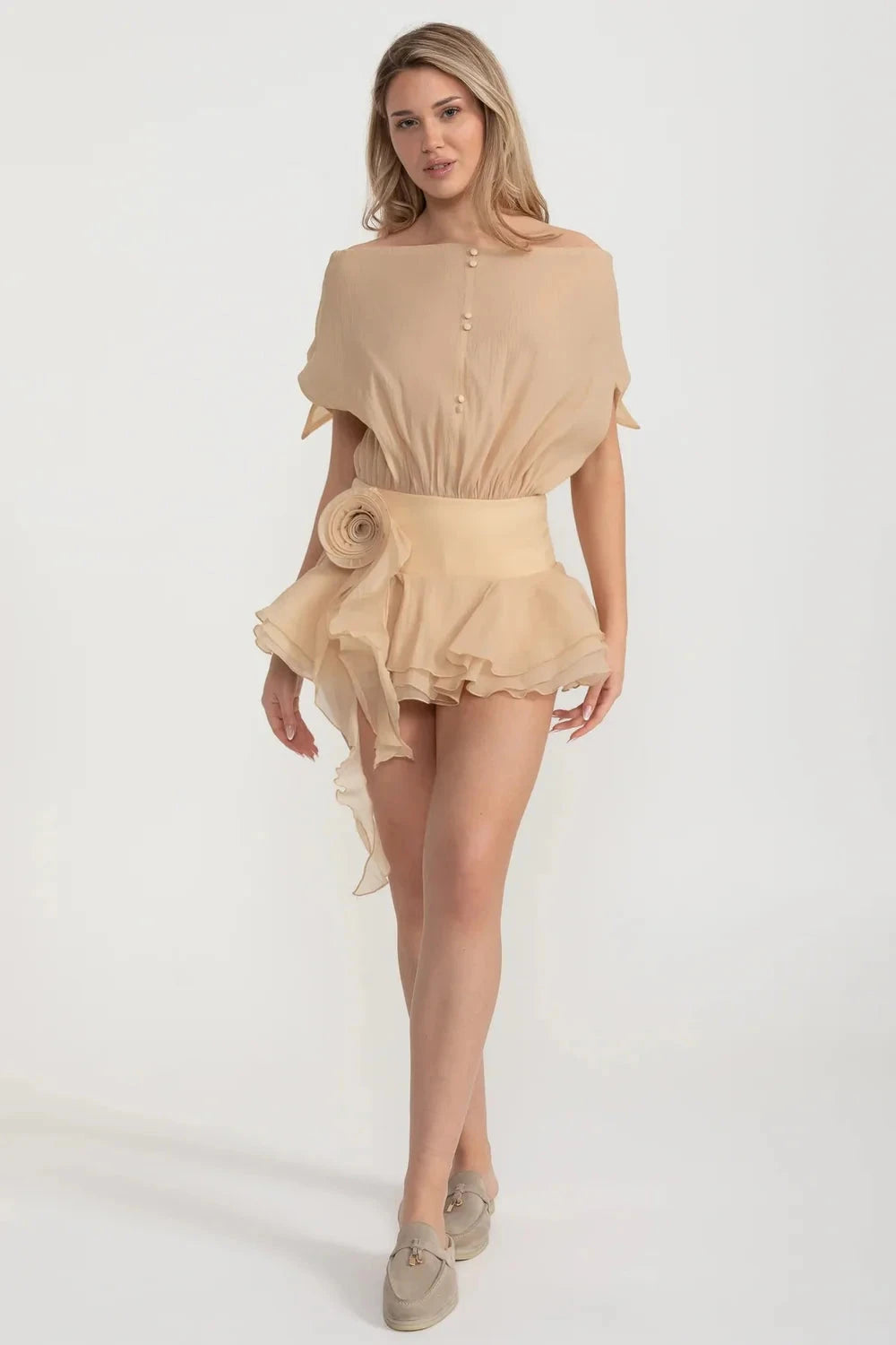 Elegantes Minikleid mit Schößchensaum und Rosetten-Taillenverzierung - Beige 