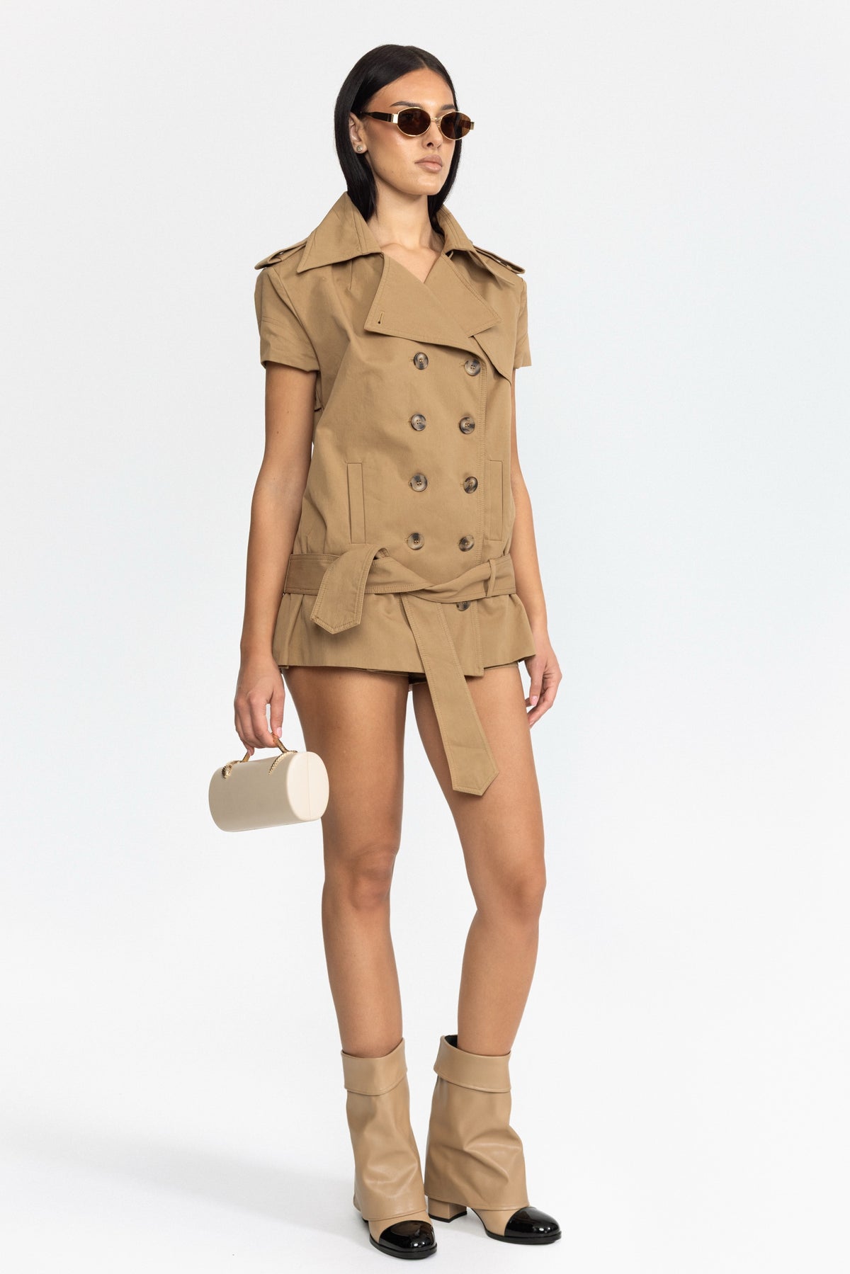 Set aus Trench-Oberteil mit Gürtel und Mini-Shorts – Khaki 