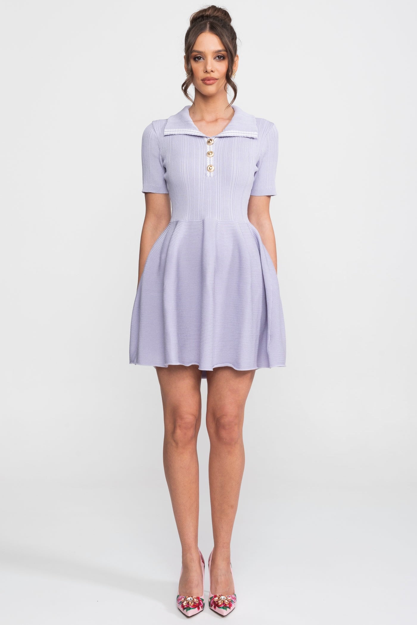 Geripptes Strick-Minikleid mit offenem Polokragen und Schmuckknöpfen - Lilac 