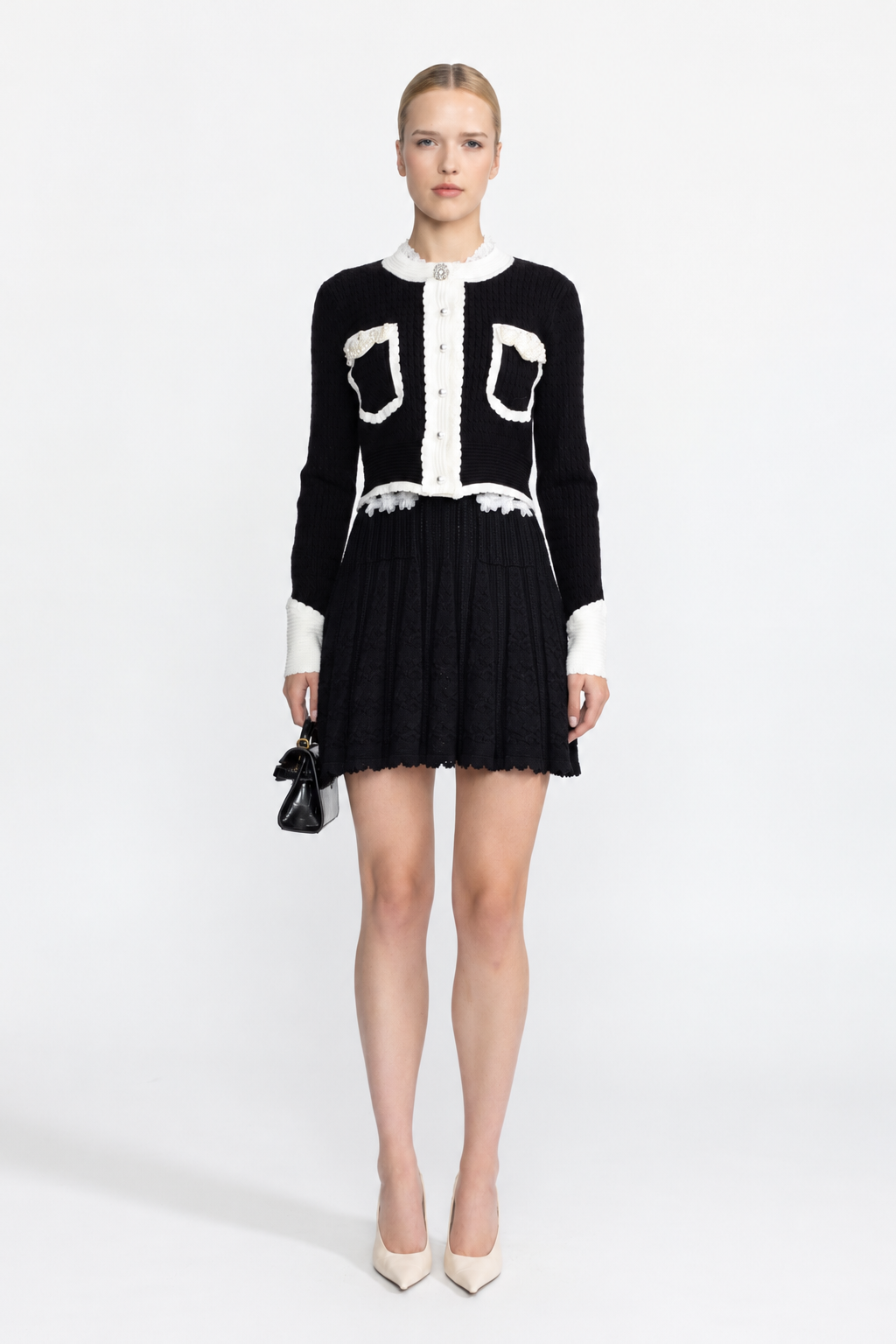 Kurze Cable-Strickjacke mit Perlenbesatz und Kontrastkante - Schwarz 