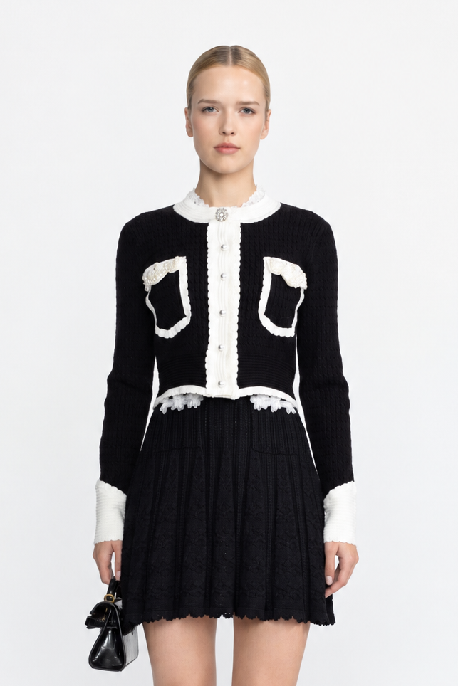 Kurze Cable-Strickjacke mit Perlenbesatz und Kontrastkante - Schwarz 