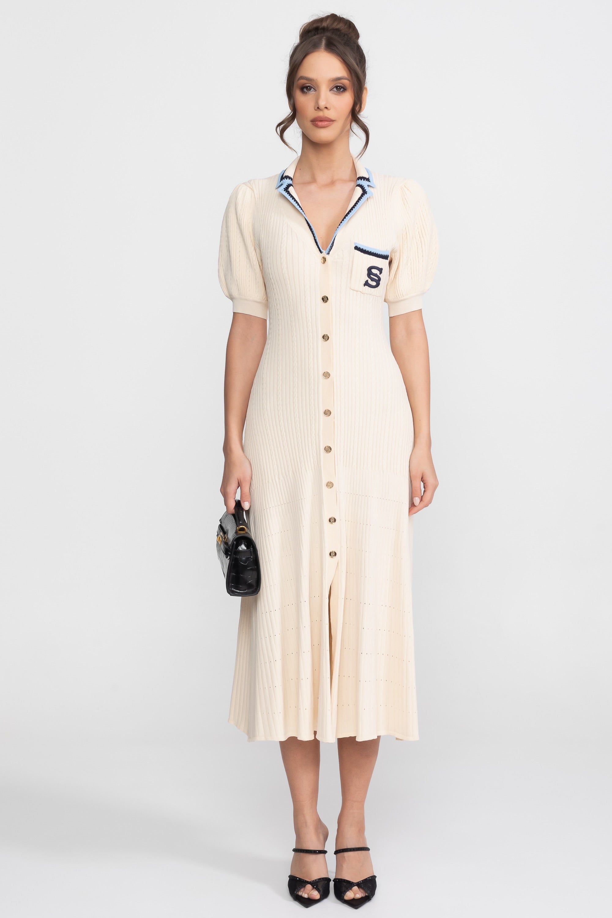 Strick-Midi-Kleid mit kurzen Ärmeln, Polokragen und Monogramm-Patch - Creme 