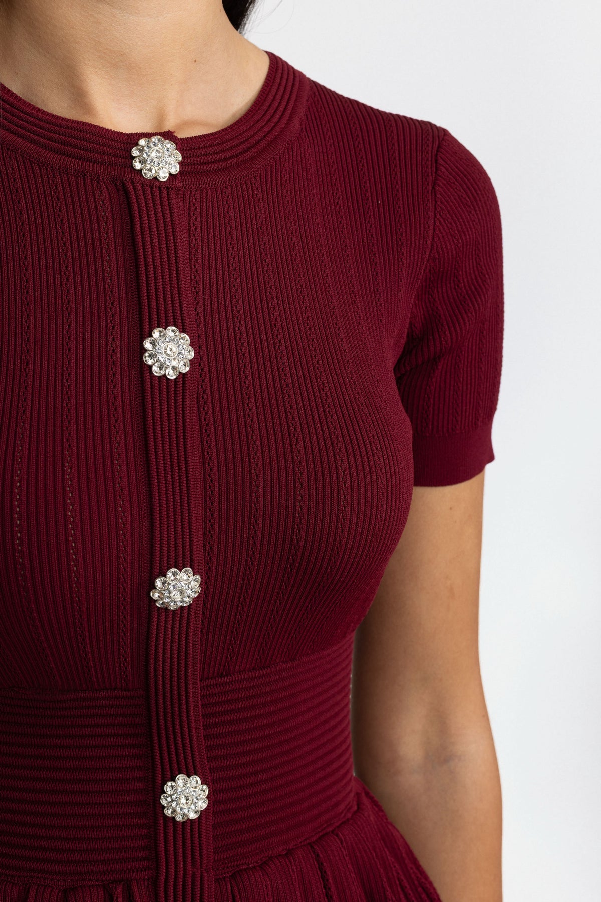 Plissiertes Strick-Midikleid in Bleistiftform mit Schößchen – Weinrot 