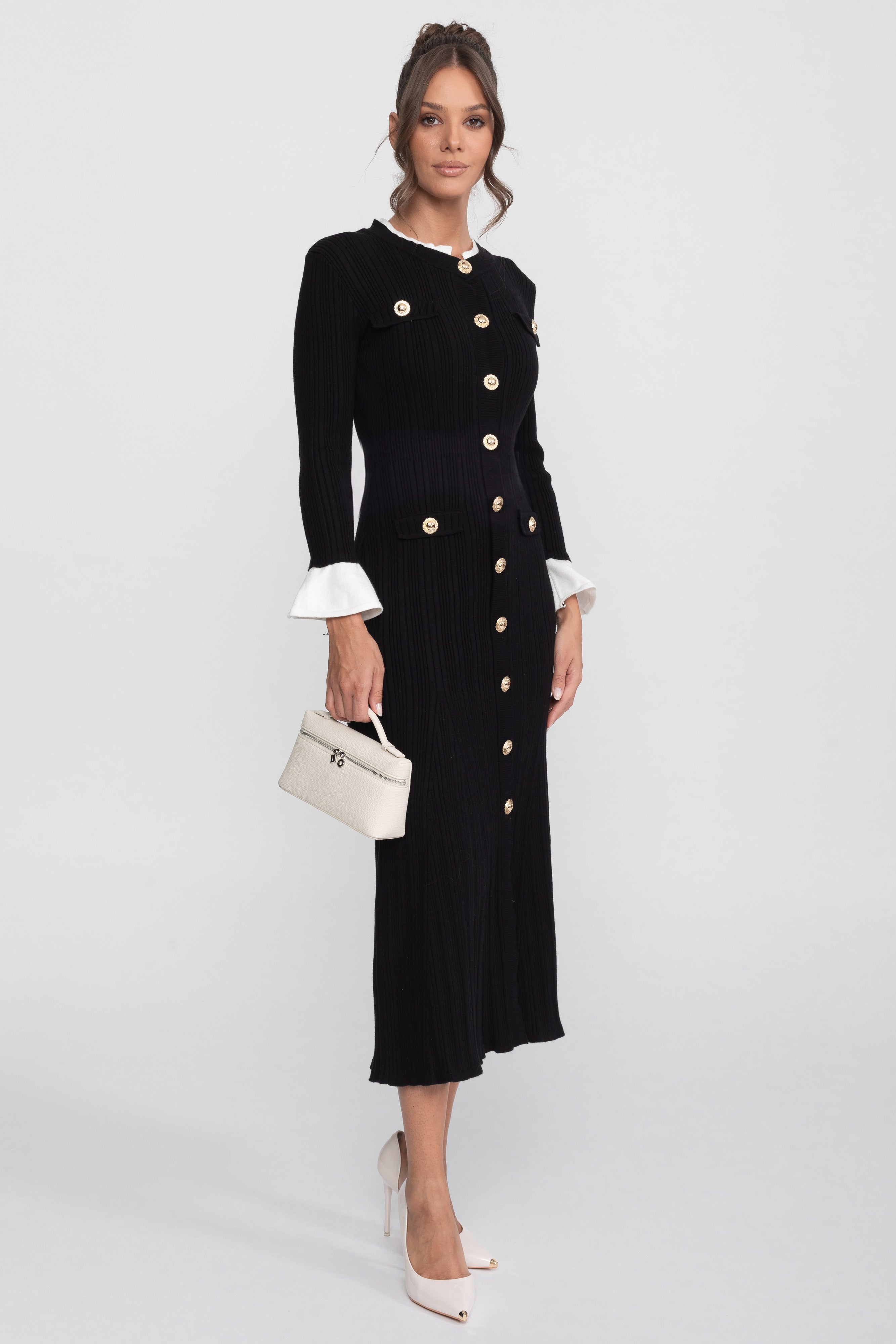 Geripptes Strick-Midi-Kleid mit weißen Manschetten und Kragen - Schwarz 