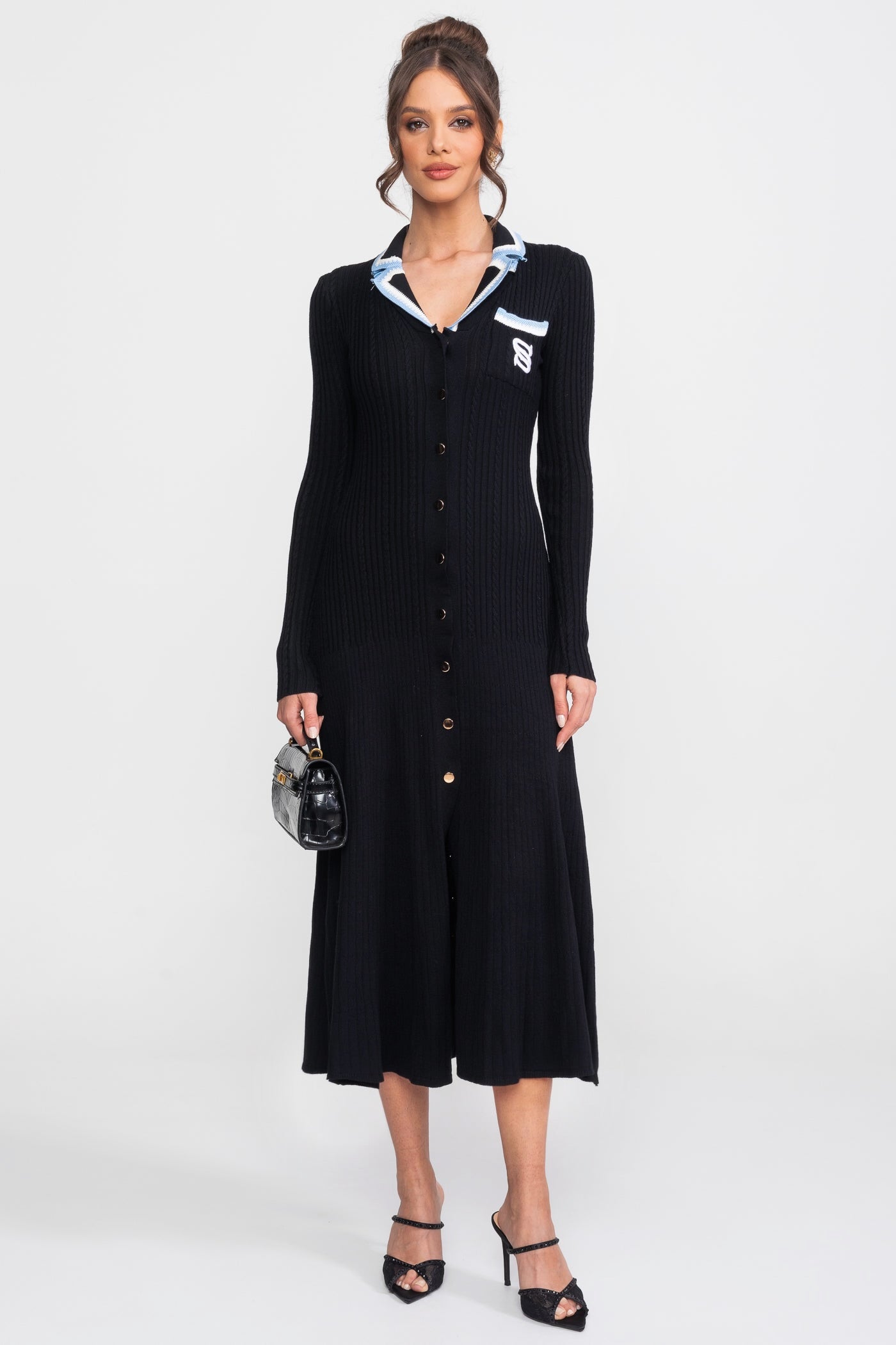 Langärmeliges Strick-Midikleid mit Polokragen und Monogramm-Patch - Schwarz 