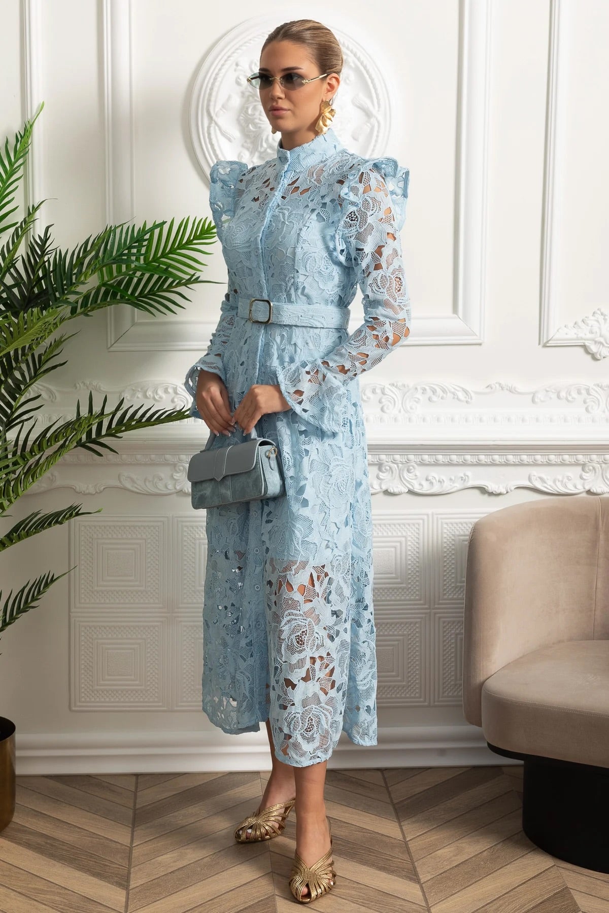 Spitzen-Midikleid mit Rüschen-Schultern und floralen Details – Blau 
