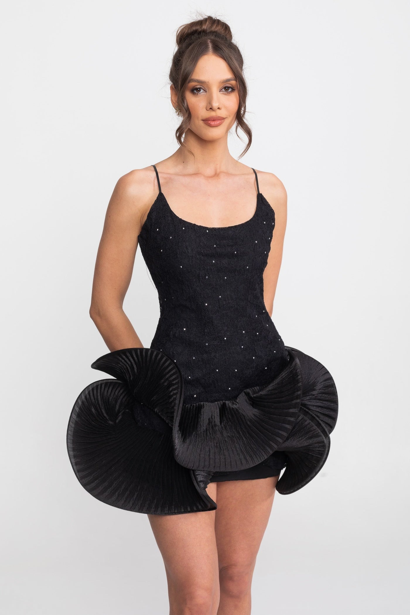 Babydoll-Minikleid mit funkelnden Verzierungen und gerafftem Peplum-Rock - Schwarz 