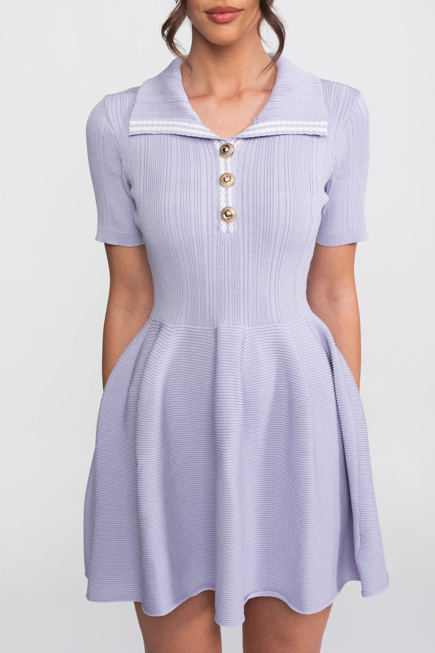 Geripptes Strick-Minikleid mit offenem Polokragen und Schmuckknöpfen - Lilac 