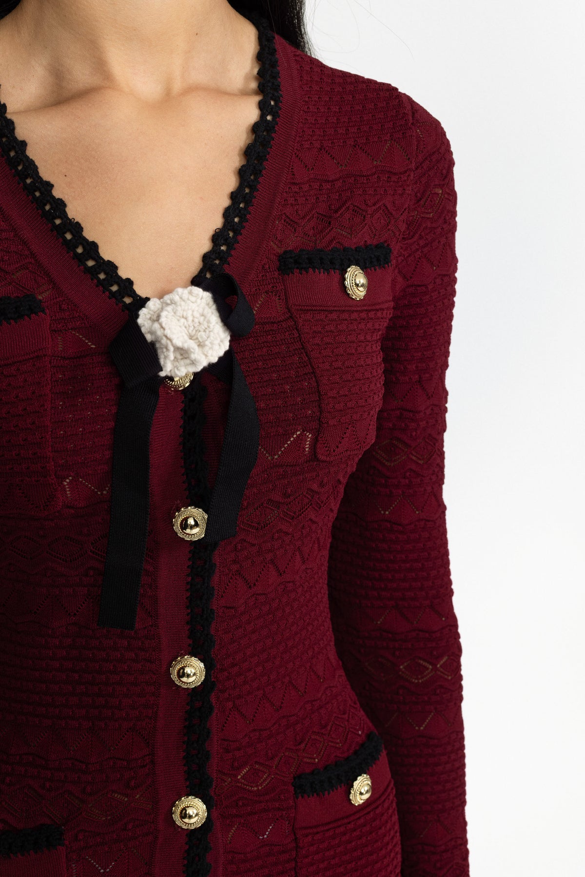 Midikleid aus Strick mit Häkelbesatz, Knopfleiste und Blumenbrosche - Weinrot 