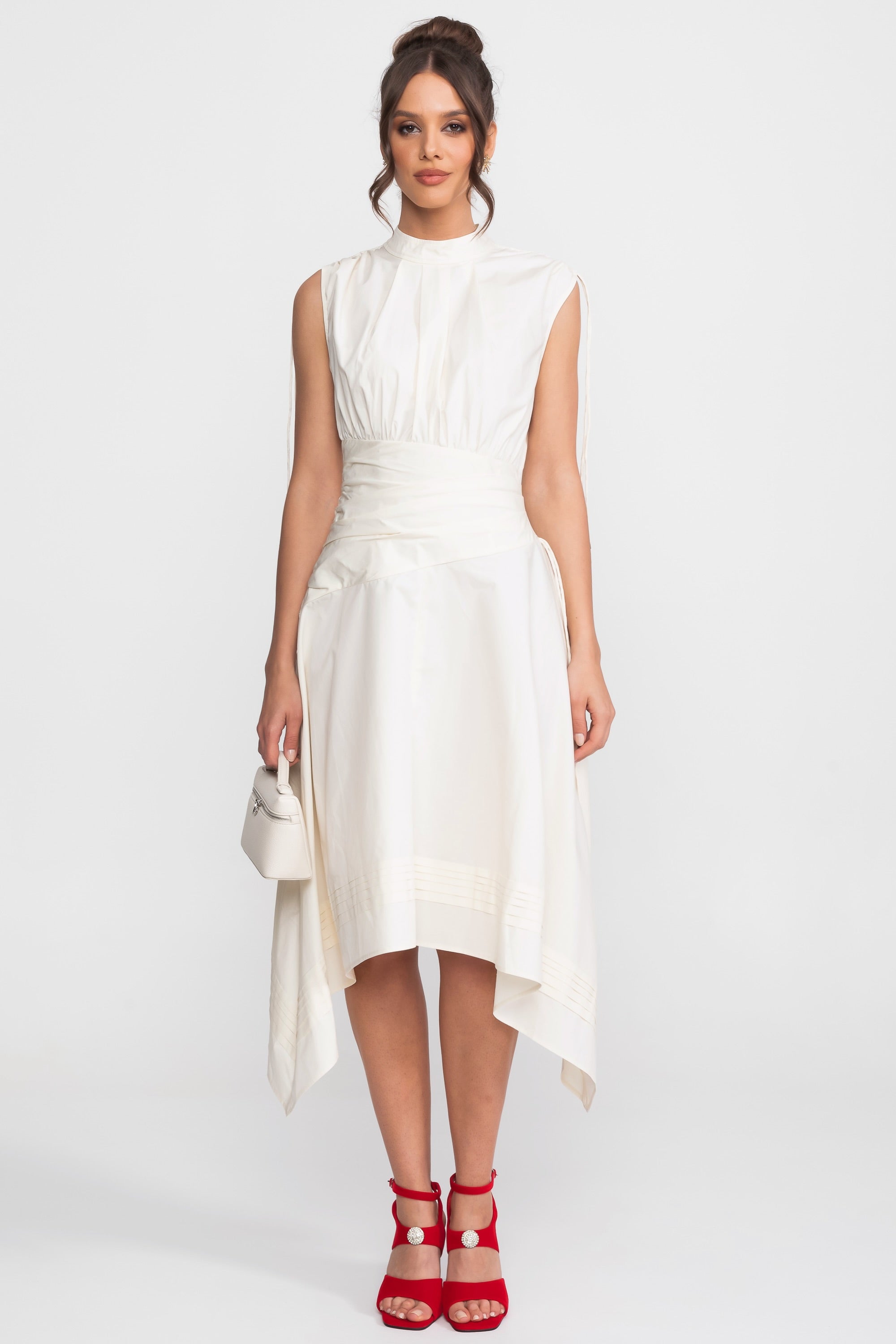 Ärmelloses asymmetrisches Midi-Kleid mit geraffter Taille und Zipfelsaum - Weiß 
