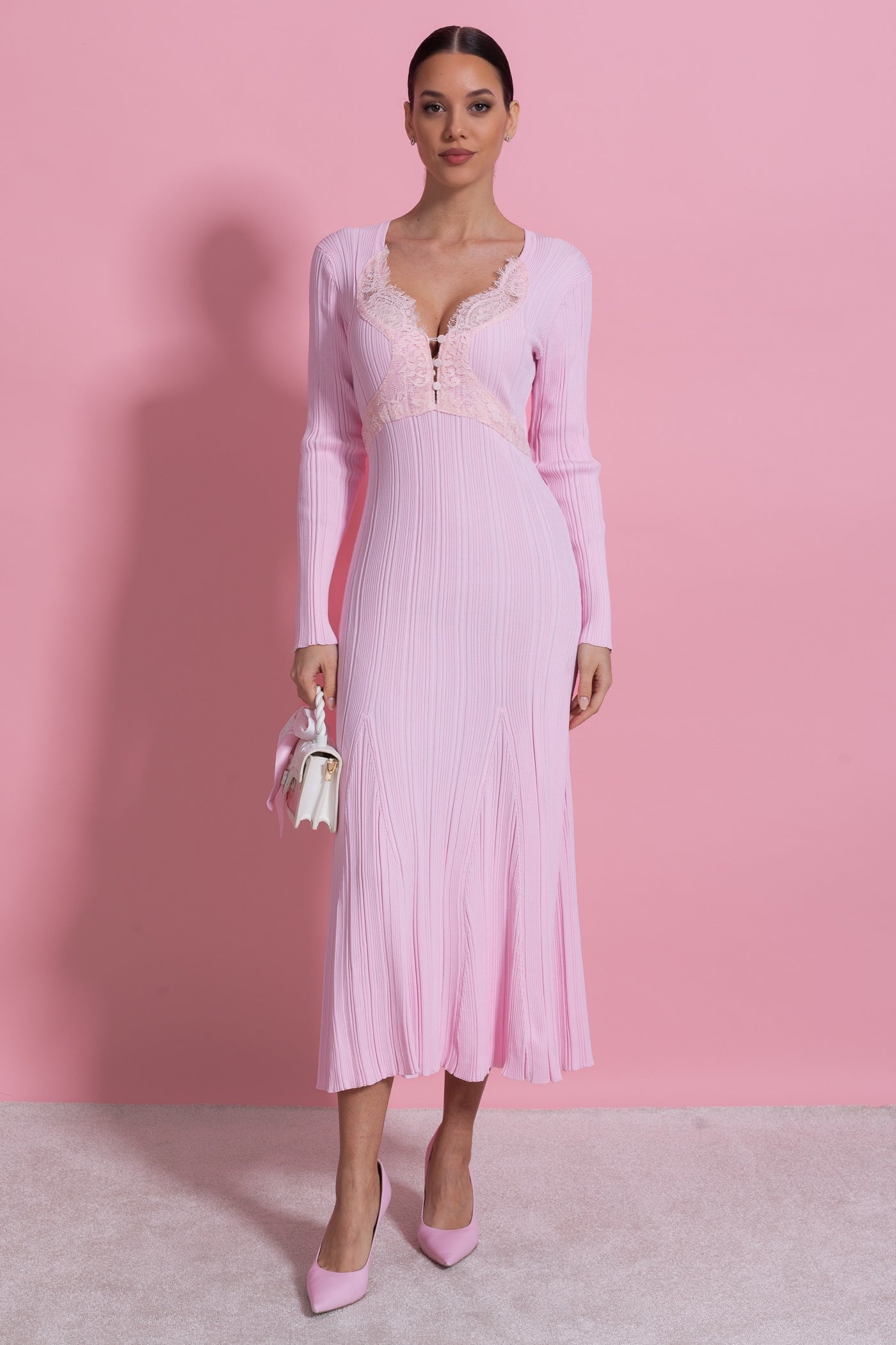 Geripptes Midi-Kleid mit langen Ärmeln und V-Ausschnitt mit Spitzenbesatz - Baby Pink 