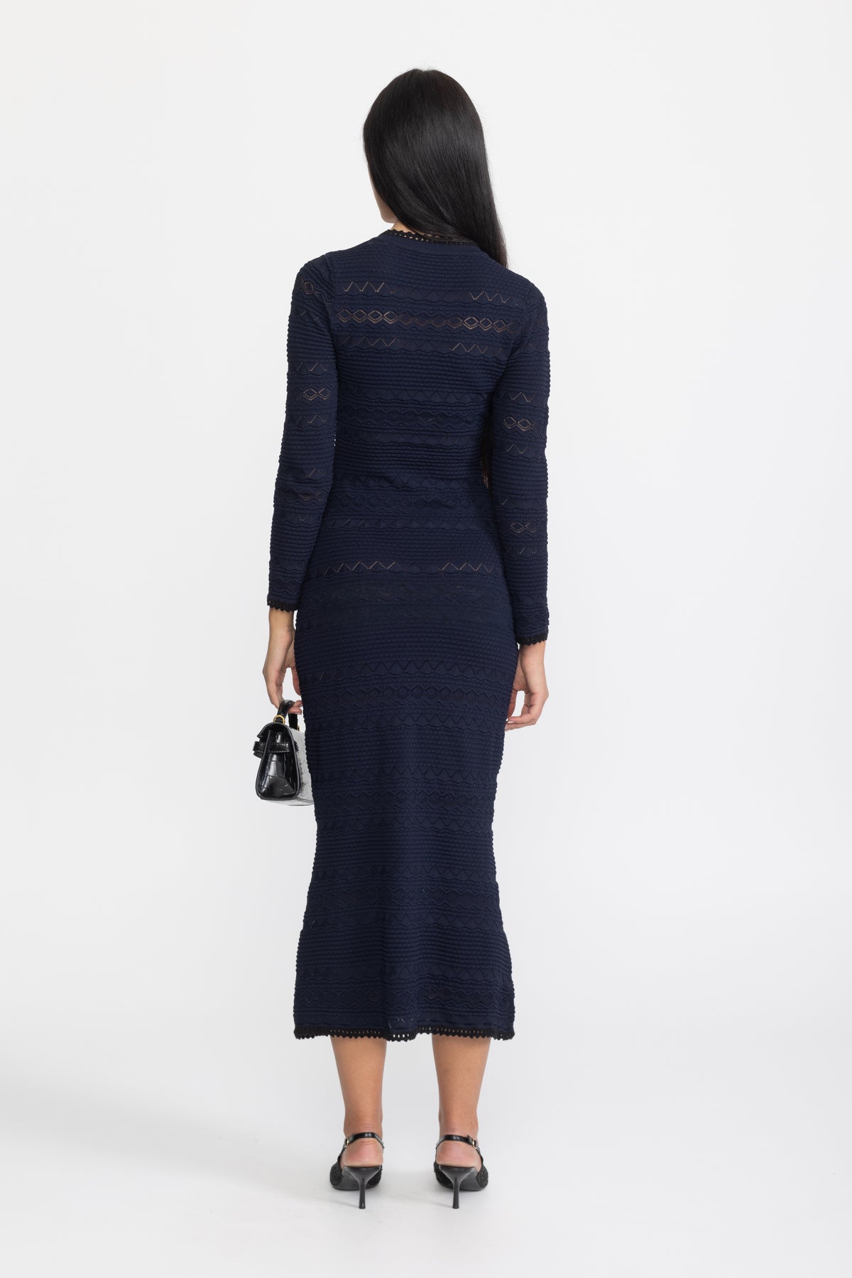 Midi-Strickkleid mit Knopfleiste, Häkelbesatz und Blumenbrosche - Marineblau 