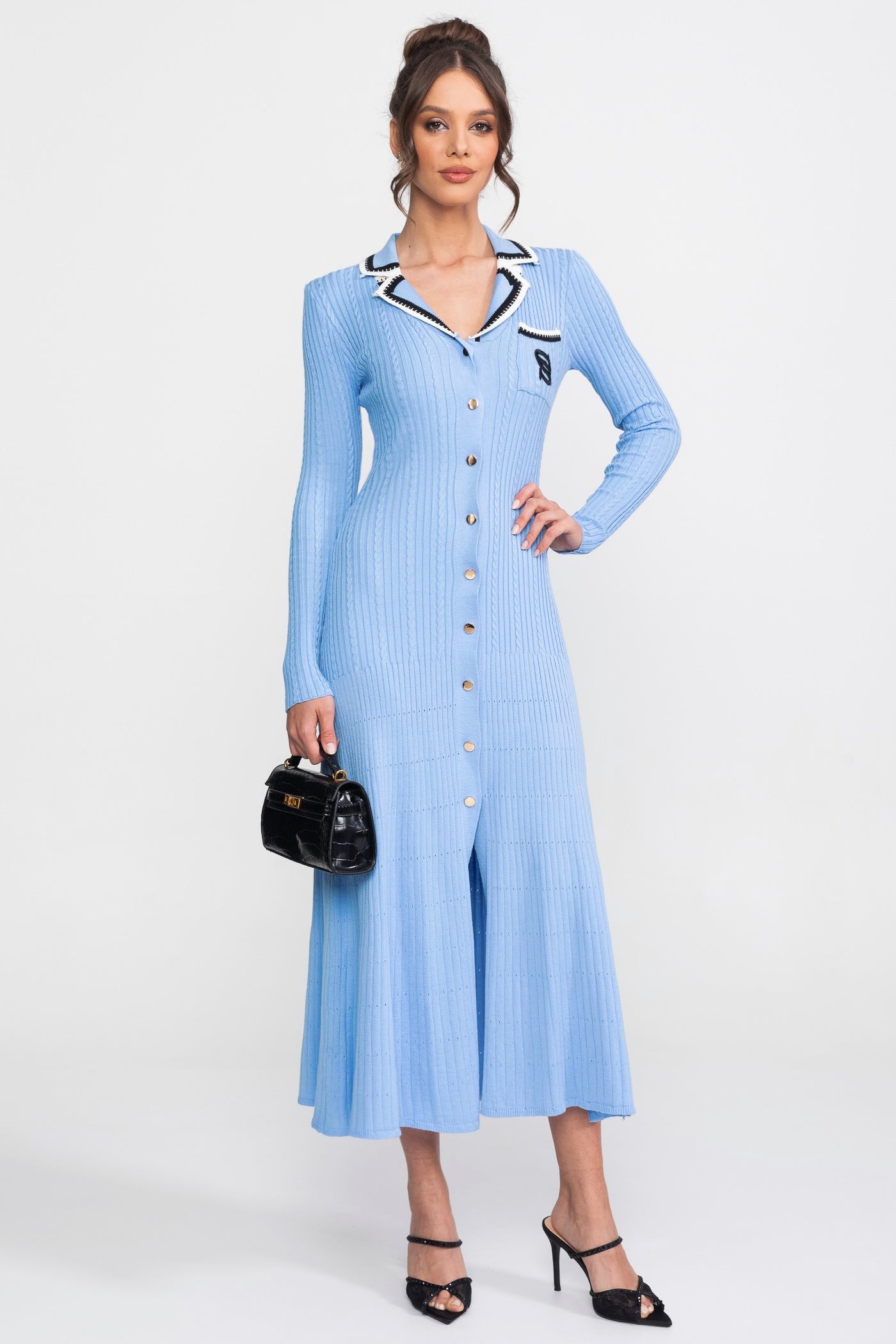 Strick-Midikleid mit langen Ärmeln, Polokragen und Monogramm-Patch – Blau 