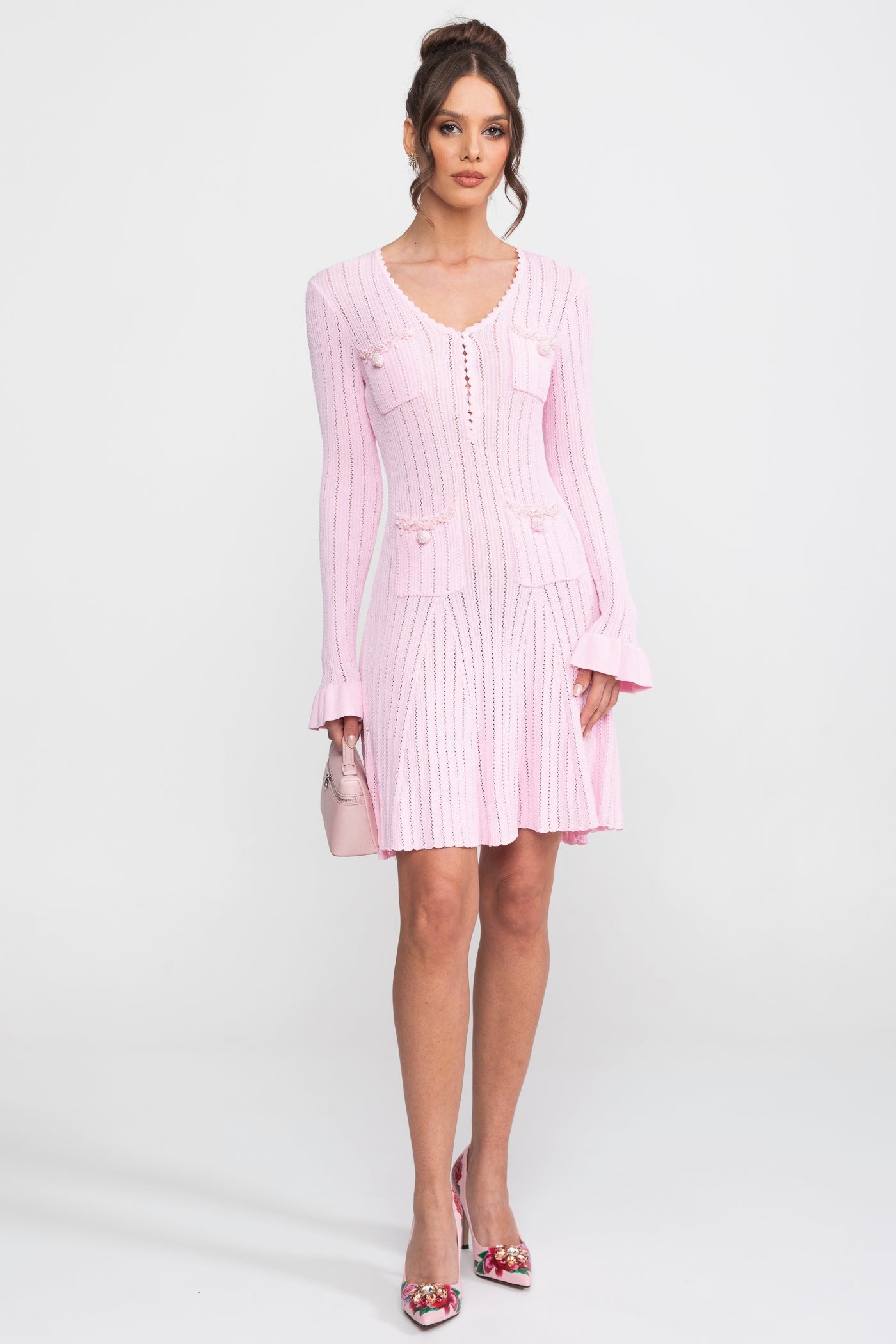 Mini-Strickkleid mit Scallop-Ausschnitt und Rüschenmanschetten - Pink 