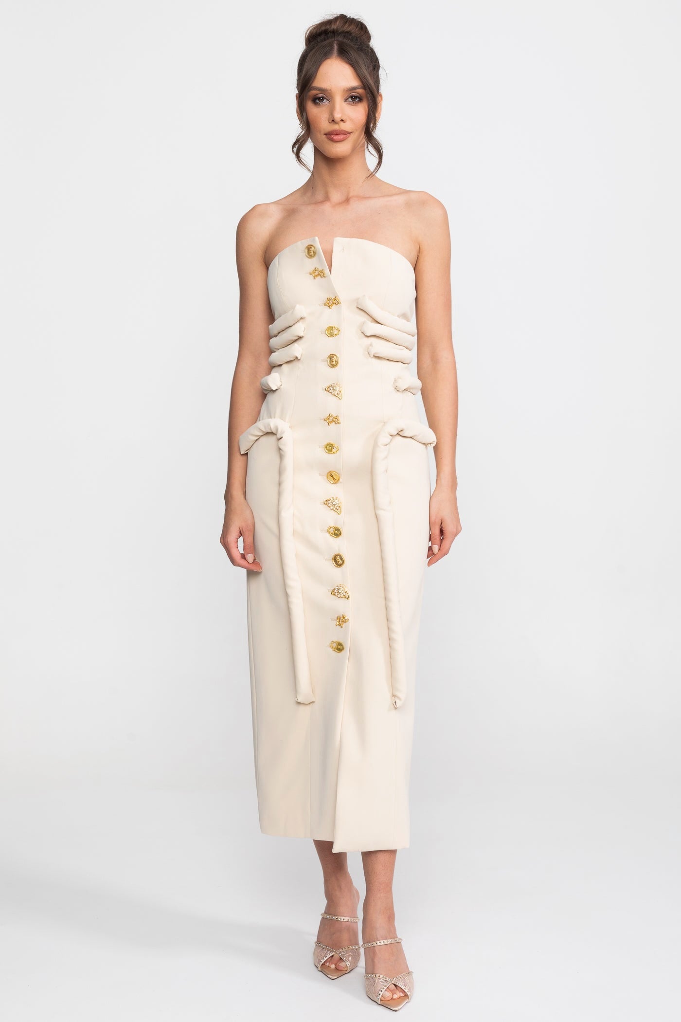 Trägerloses Midikleid mit skulpturalem, geknotetem Oberteil-Detail und Schmuckknöpfen - Cream 