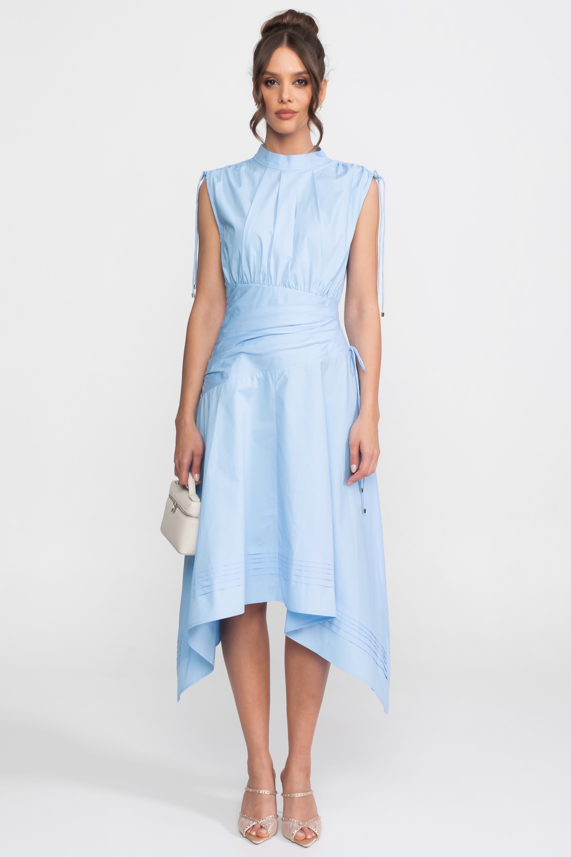 Ärmelloses asymmetrisches Midi-Kleid mit geraffter Taille und Zipfelsaum - Hellblau 