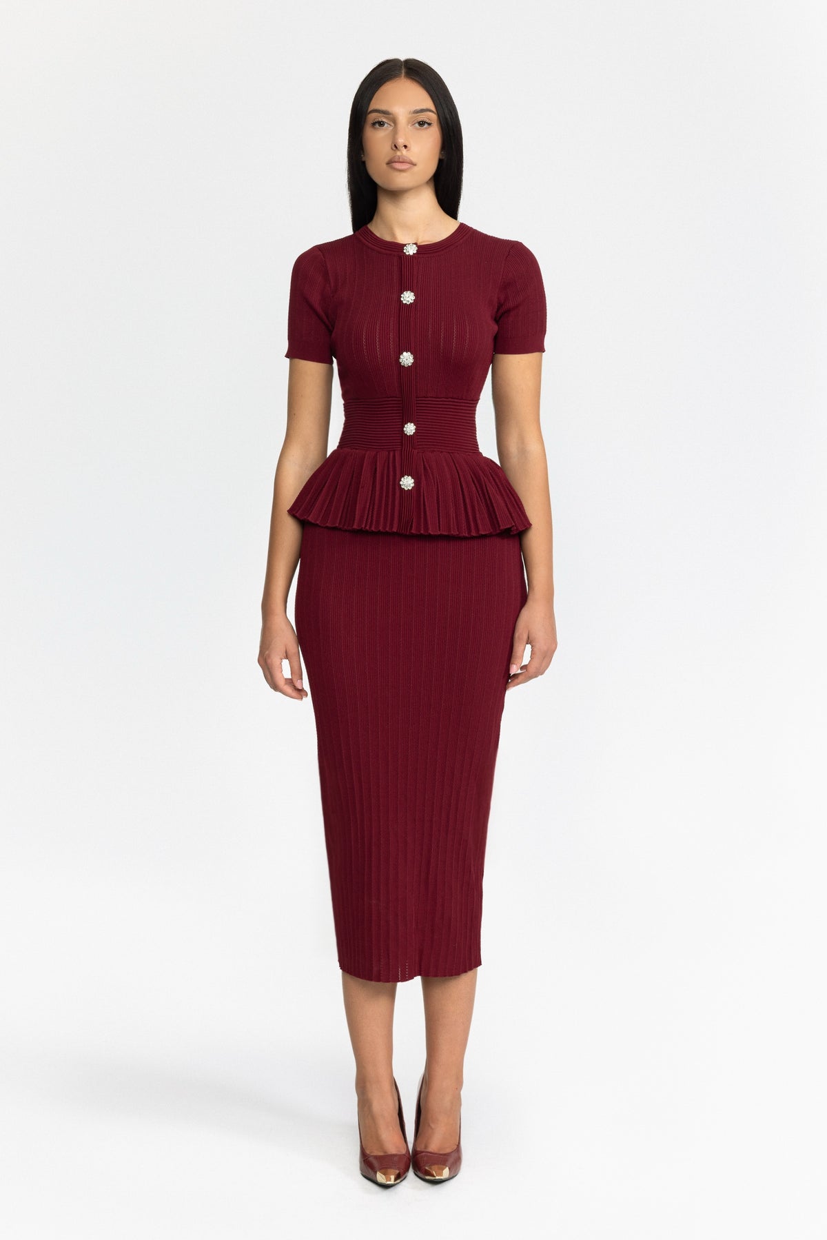 Plissiertes Strick-Midikleid in Bleistiftform mit Schößchen – Weinrot 