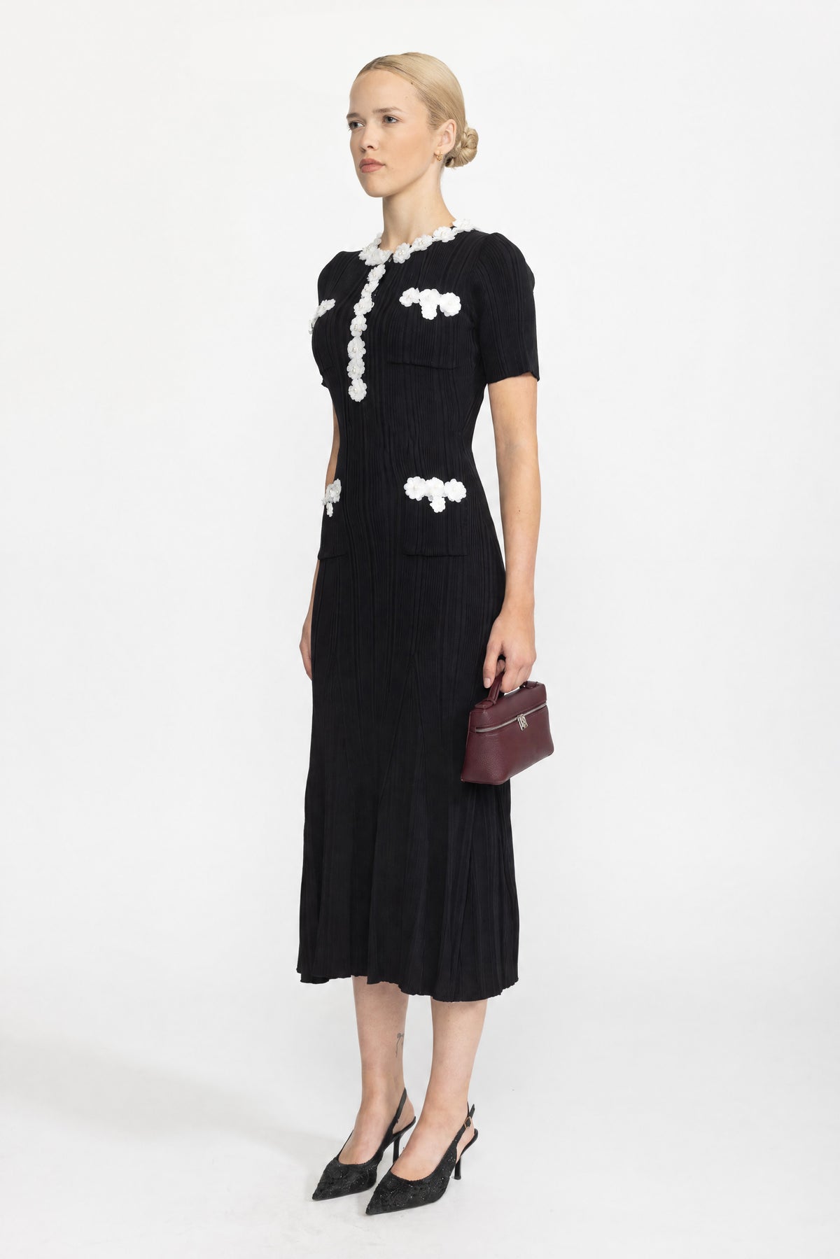 Geripptes Midikleid aus Strick mit Blumenapplikation - Schwarz 