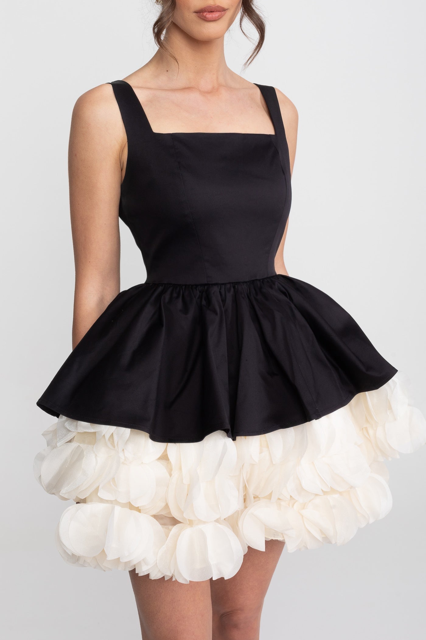 Trägerloses Minikleid mit quadratischem Ausschnitt und gerüschtem Rock-Unterkleid - Schwarz 