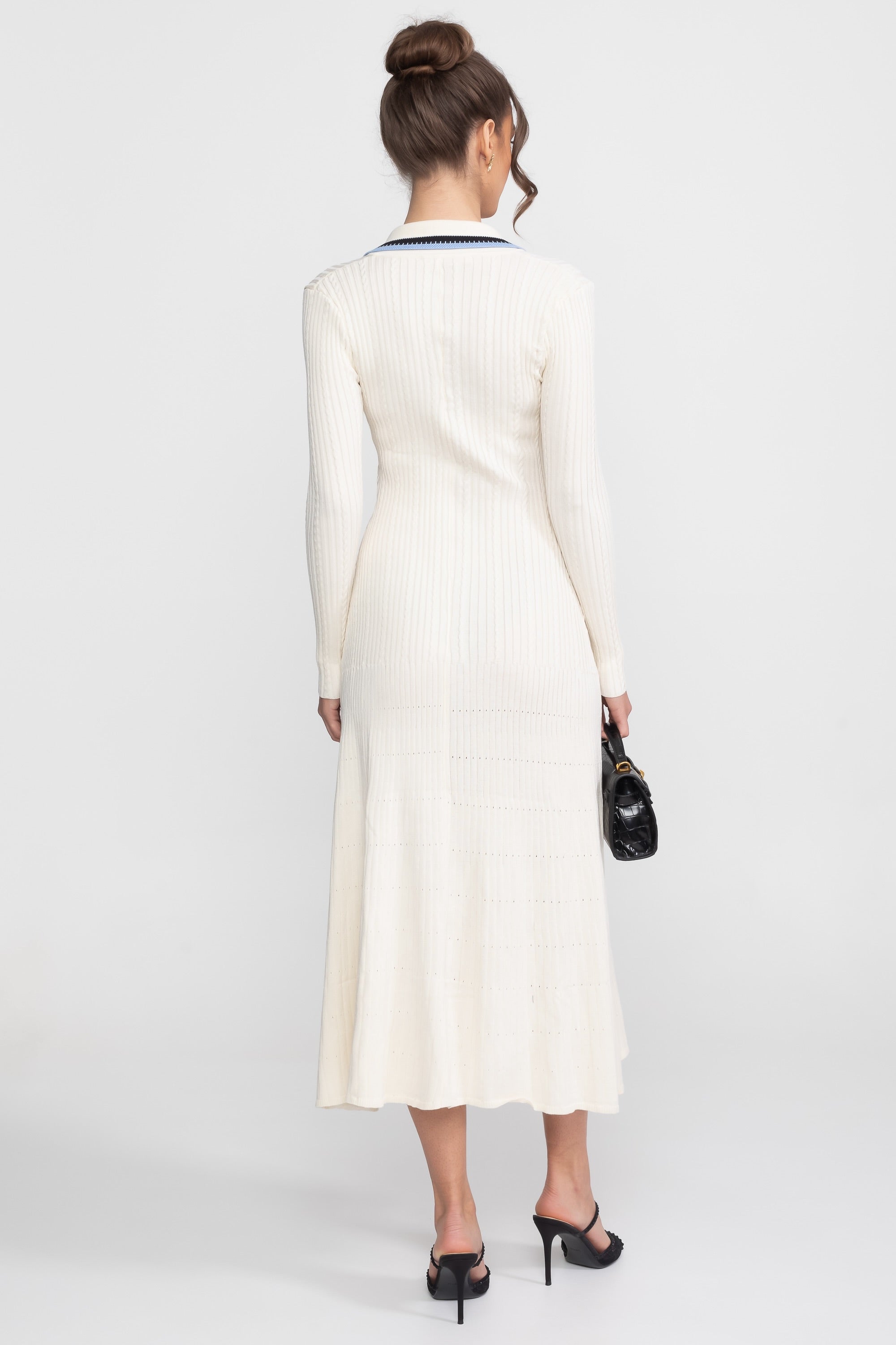Strick-Midi-Kleid mit langen Ärmeln, Polokragen und Monogramm-Patch - Ivoire 